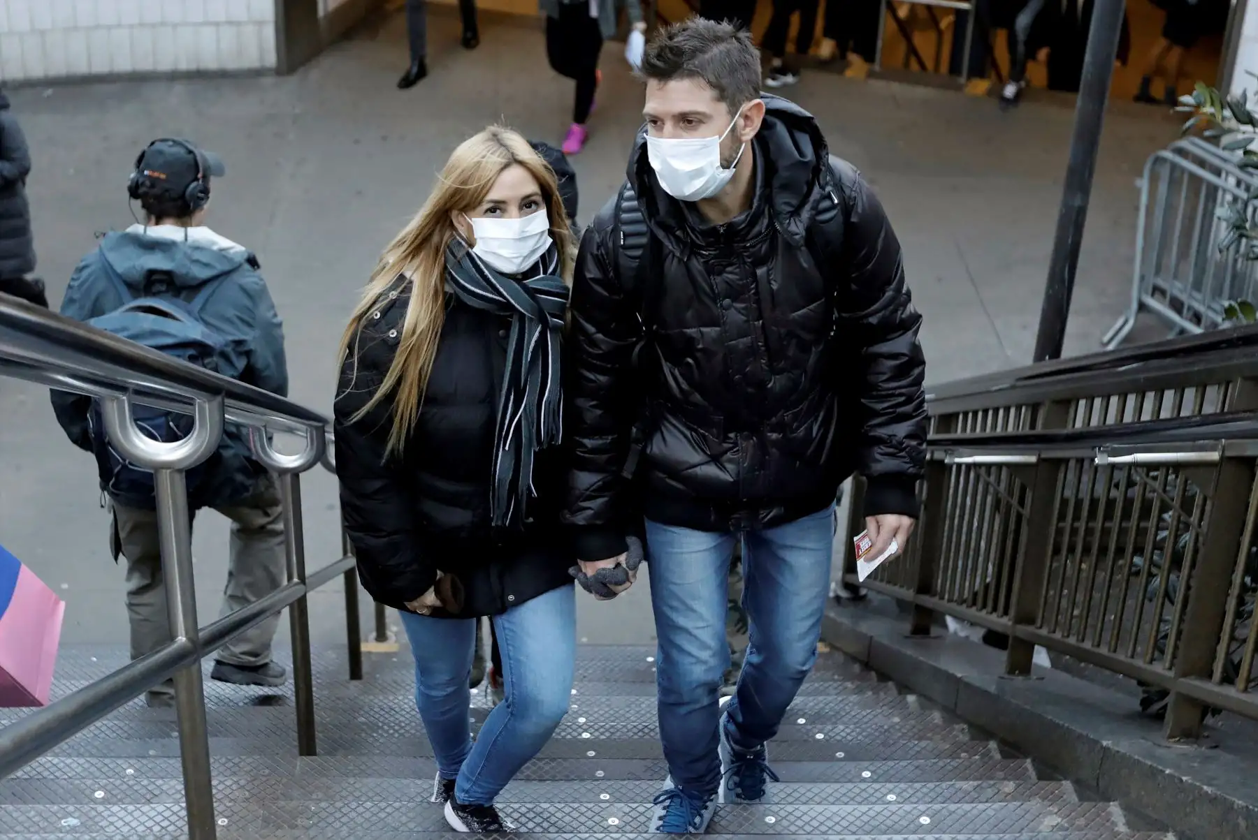 Las personas emergen del metro con máscaras faciales protectoras en Columbus Circle en Nueva York, Nueva York, EE. UU.
Foto: EFE