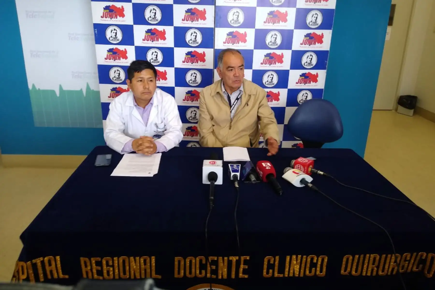 El infectólogo del hospital Carrión, Raúl Montalvo Tito, y el jefe del área de Epidemiología de la Diresa Junín, Luis Zúñiga, ofrecieron conferencia de prensa sobre casos sospechosos de coronavirus en Huancayo.