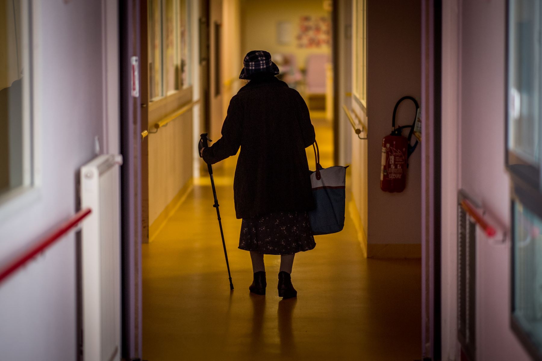 Un residente camina por un corredor en establecimiento de vivienda para personas mayores dependientes en Brest, oeste de Francia, los ciudadanos estan preocupados por el avance del Coronavirus. Foto: AFP