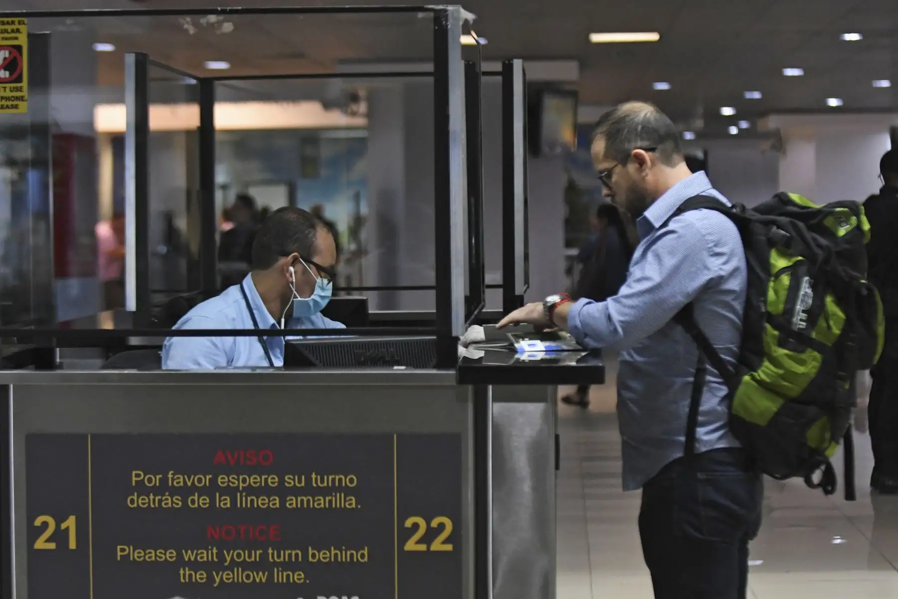 Los funcionarios de inmigración guatemaltecos usan equipo de protección como medida preventiva contra el nuevo coronavirus, COVID-19, en el Aeropuerto Internacional Aurora, en la Ciudad de Guatemala.
Foto: AFP