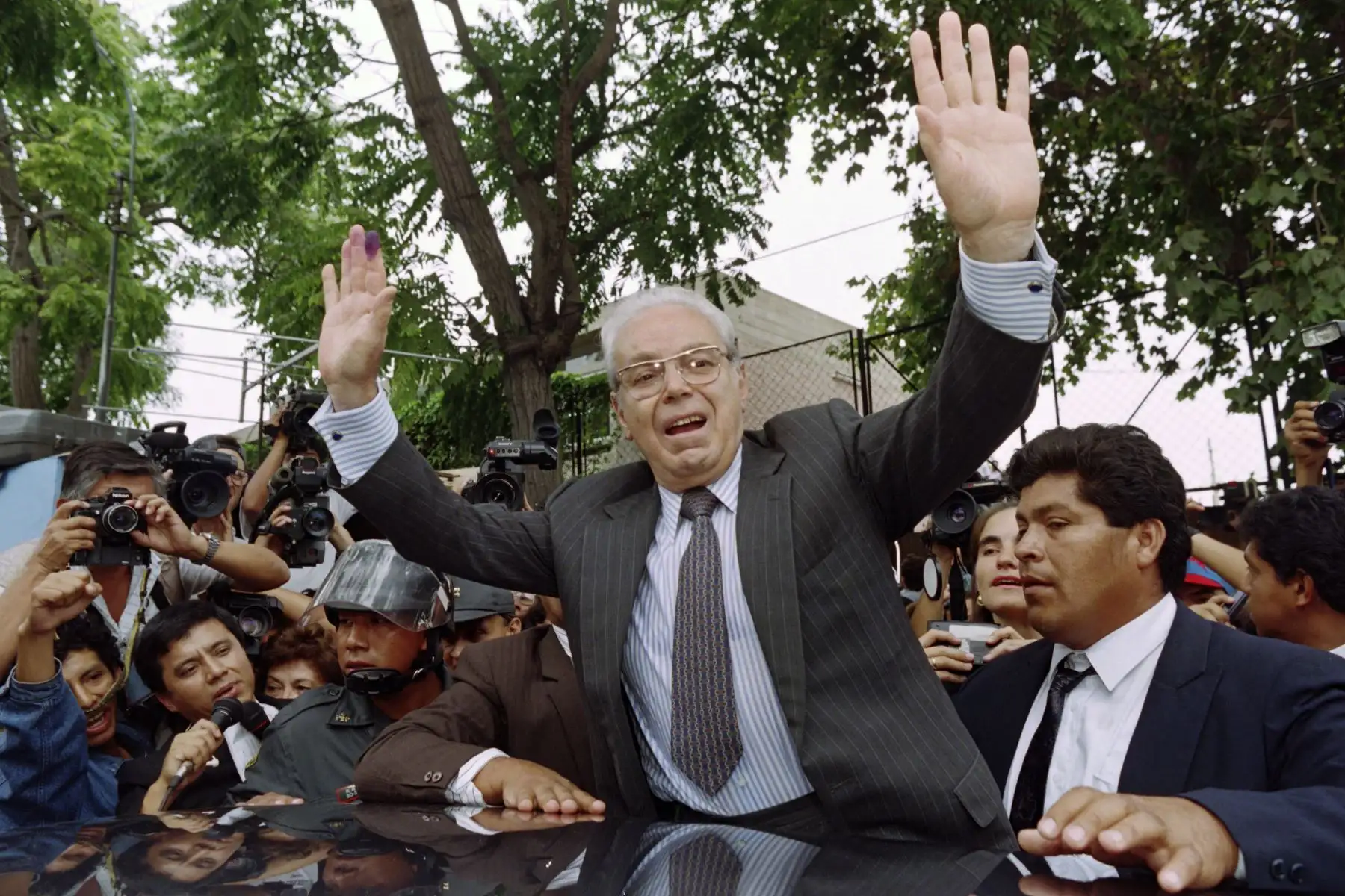 Foto de archivo tomada el 9 de abril de 1995 muestra al entonces ex Secretario General de la ONU y candidato presidencial Javier Pérez de Cuéllar saludando a sus partidarios en Lima. Foto: AFP