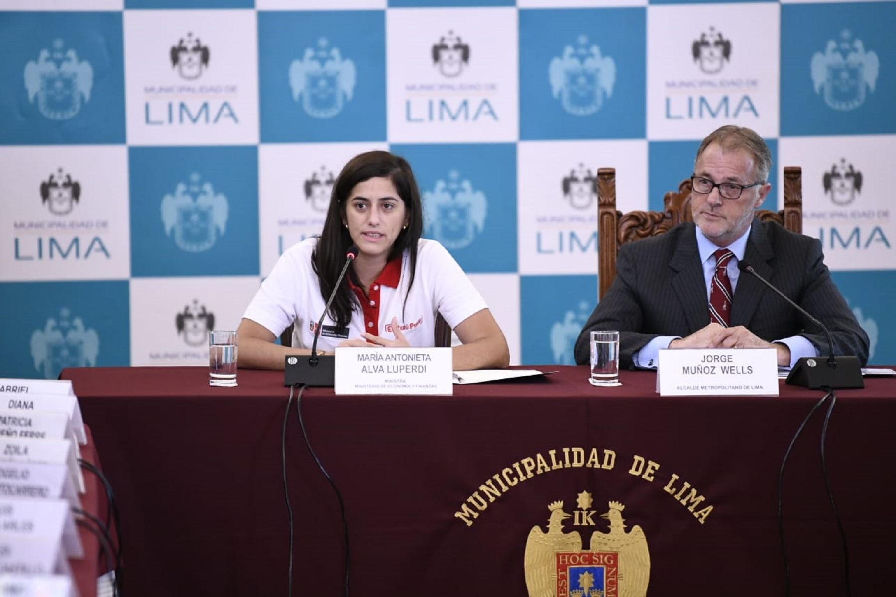 Ministra de Economía y Finanzas, María Antonieta Alva, y alcalde de Lima Metropolitana, Jorge Muñoz.