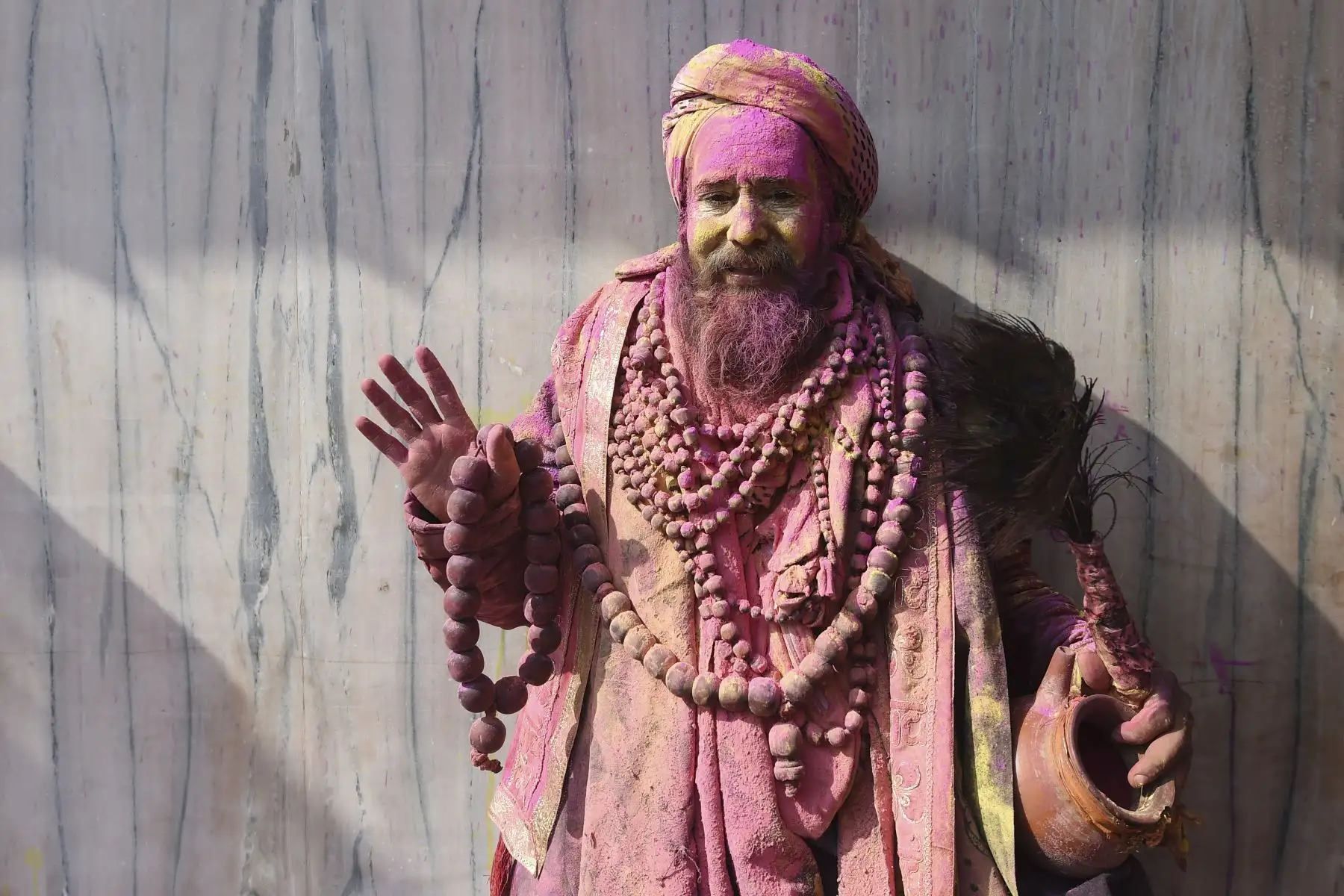 Un sadhu (hombre santo hindú) hace un gesto a la cámara durante las celebraciones de Holi, el festival de colores de primavera, en la aldea de Nandgaon en la India. Foto: AFP