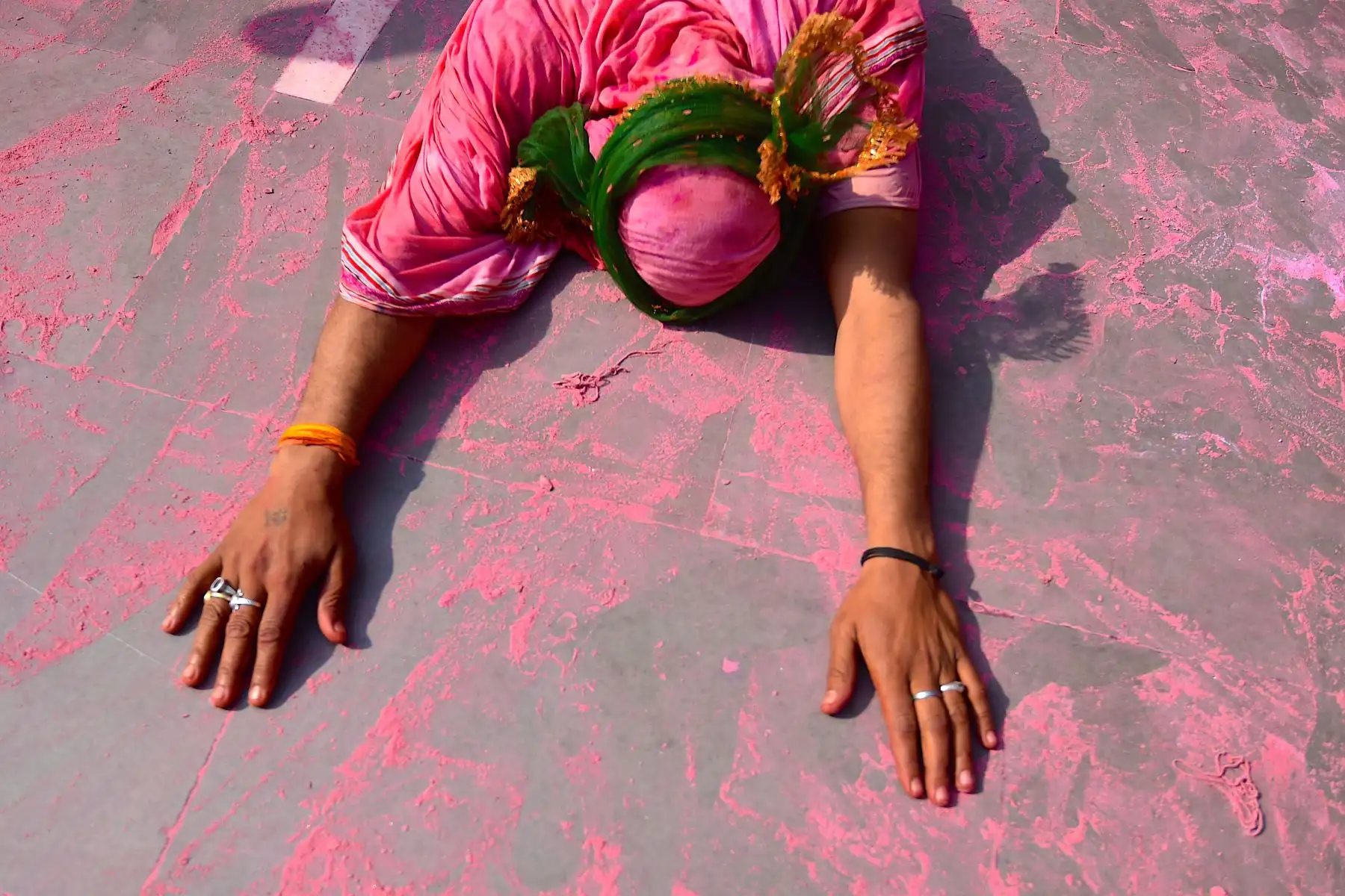 Un devoto hindú se acuesta cuando entra al templo con motivo de Holi, el festival de colores de primavera. Foto: AFP