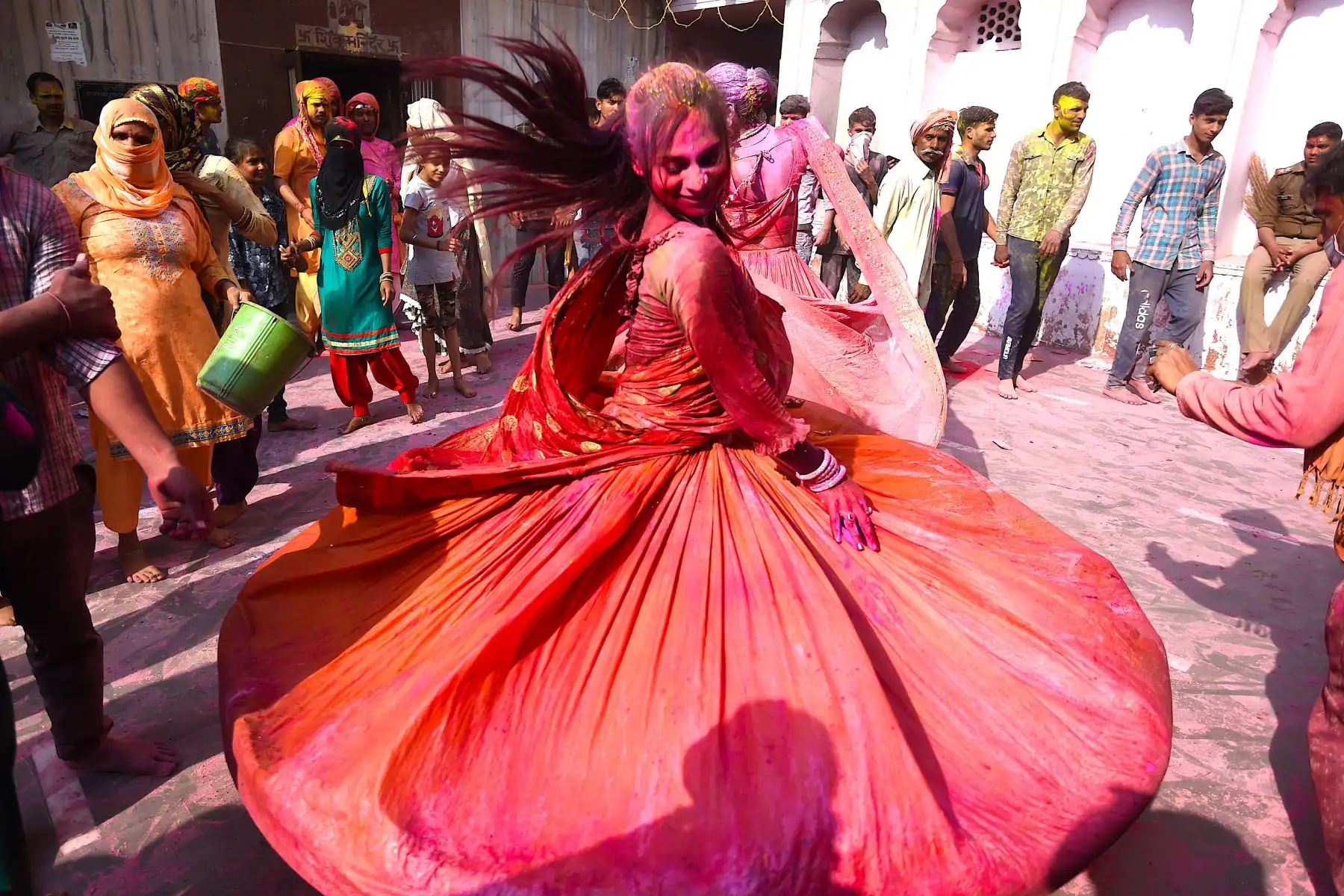 Un devoto hindú baila durante las celebraciones de Holi. Foto: AFP