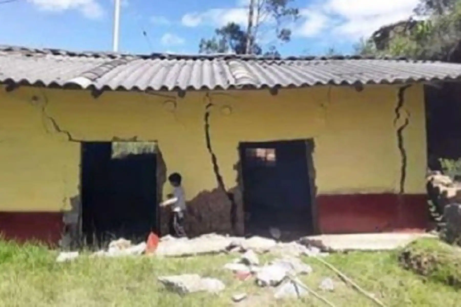 El colegio Nro 81991 presenta rajaduras en las paredes de aulas pedagógicas y otros ambientes, producto del hundimiento a causa de saturación del suelo.