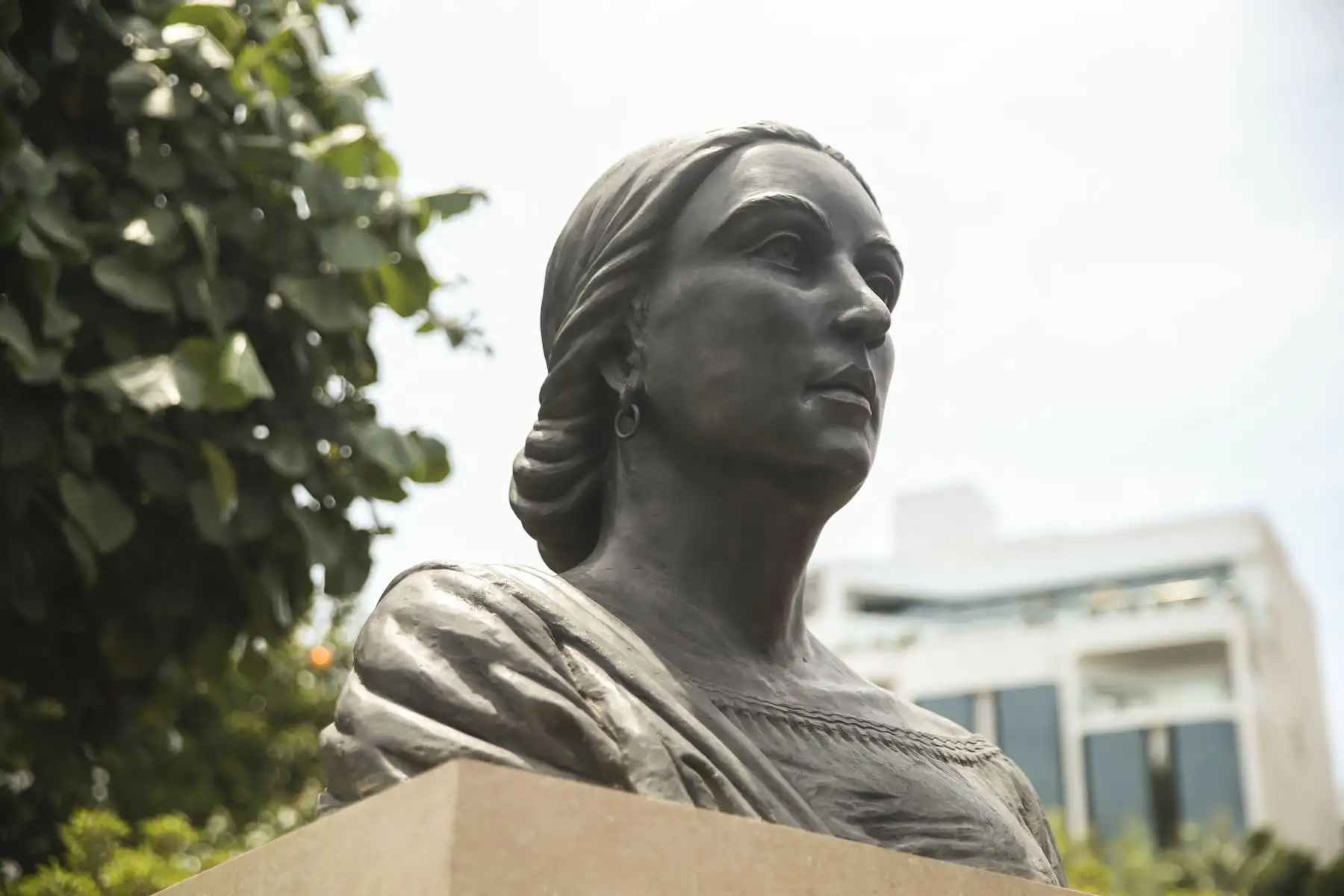 Develamiento del monumento a Manuela Sáenz Aizopuru en el parque Domodossola en Miraflores. Foto: ANDINA/Jhonel Rodríguez Robles