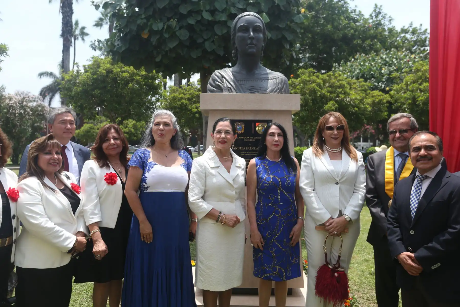 Develamiento del monumento a Manuela Sáenz Aizpuru en el parque Domodossola en Miraflores. Foto: ANDINA/Jhonel Rodríguez Robles