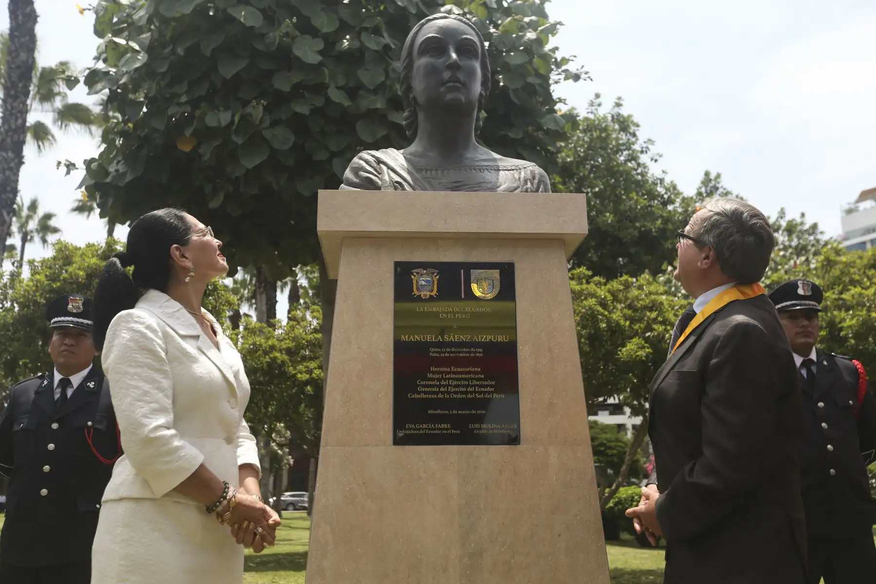 La embajadora de Ecuador en el Perú, Eva García Fabre y el alcalde de Miraflores Luis Molina Arles participan del acto de develamiento del monumento a Manuela Sáenz Aizpuru en el parque Domodossola en Miraflores. Foto: ANDINA/Jhonel Rodríguez Robles