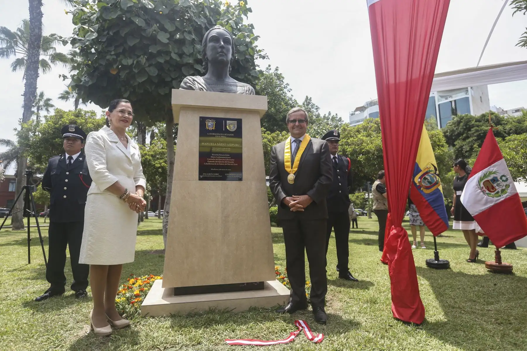 La embajadora de Ecuador en el Perú, Eva García Fabre y el alcalde de Miraflores Luis Molina Arles participan del acto de develamiento del monumento a Manuela Sáenz Aizpuru en el parque Domodossola en Miraflores. Foto: ANDINA/Jhonel Rodríguez Robles
