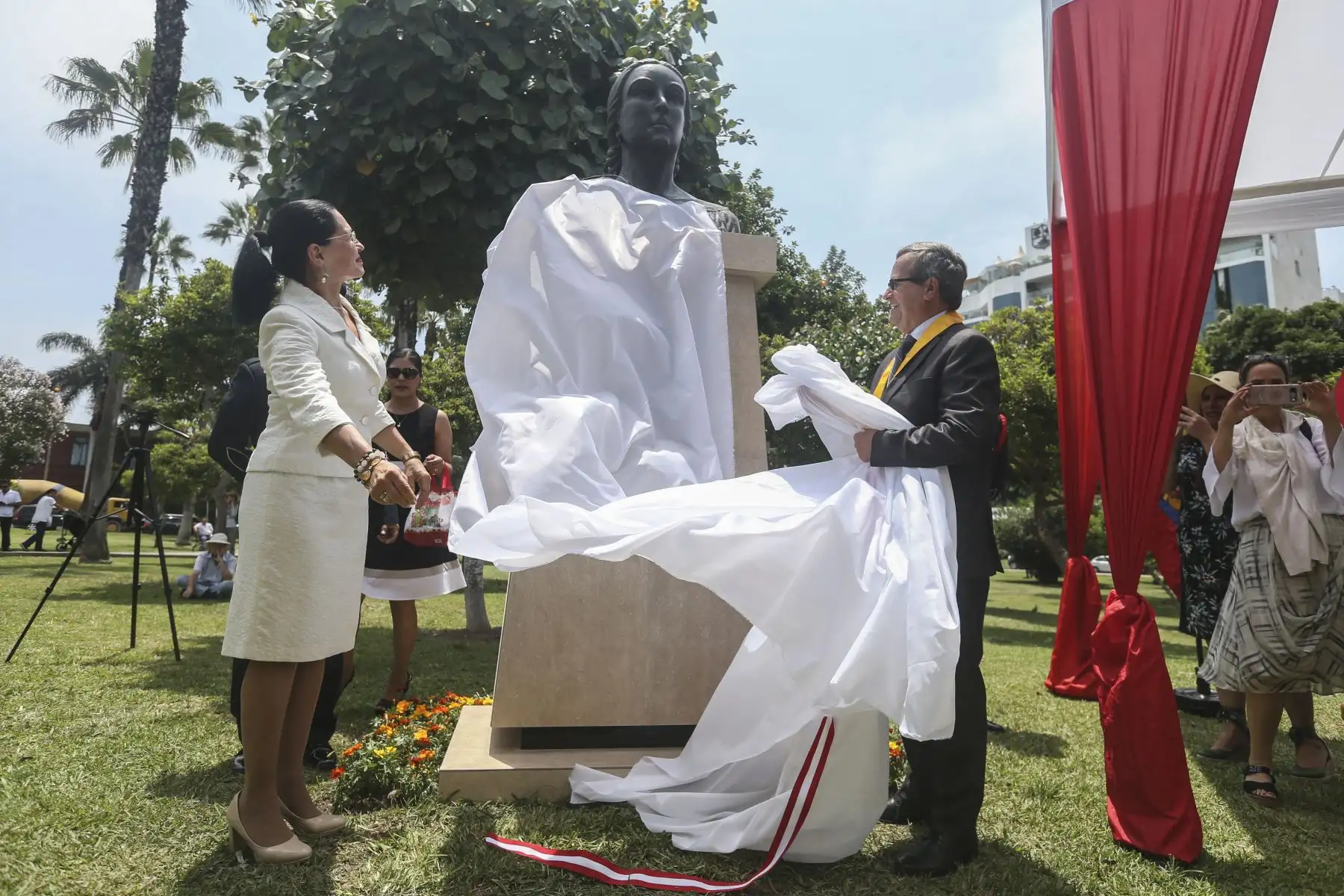 La embajadora de Ecuador en el Perú, Eva García Fabre y el alcalde de Miraflores Luis Molina Arles participan del acto de develamiento del monumento a Manuela Sáenz Aizpuru en el parque Domodossola en Miraflores. Foto: ANDINA/Jhonel Rodríguez Robles