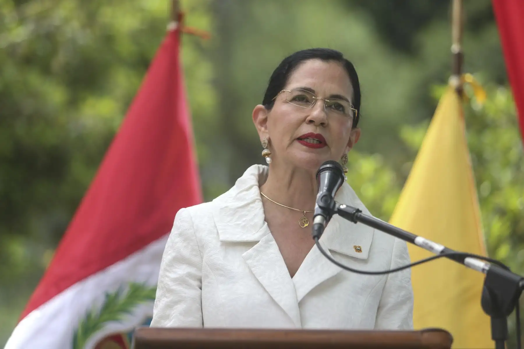 La embajadora de Ecuador en el Perú, Eva García Fabre da su discurso durante el acto de develamiento del monumento a Manuela Sáenz Aizpuru en el parque Domodossola en Miraflores. Foto: ANDINA/Jhonel Rodríguez Robles
