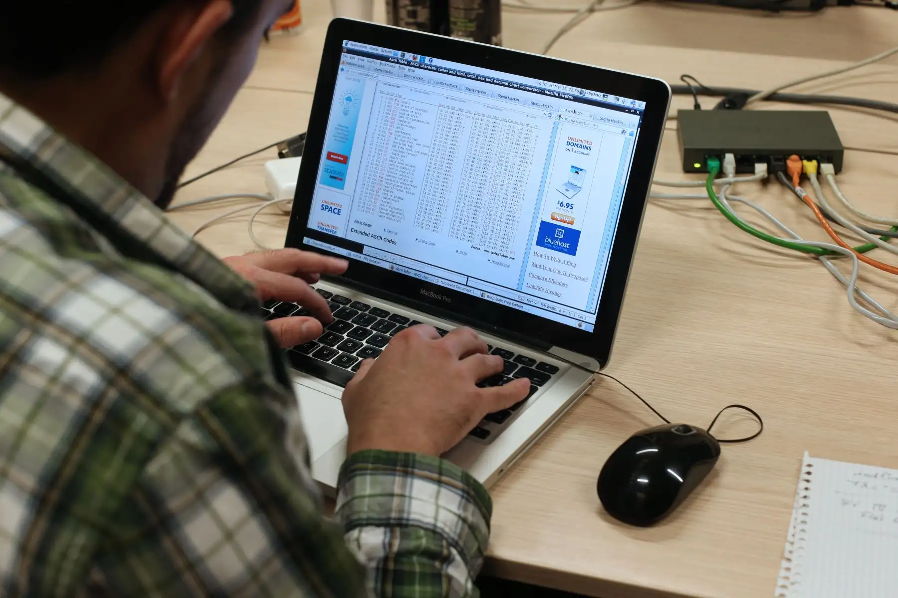 Ciberdelincuentes pueden aprovechar vulnerabilidades de empresas y robar datos sensibles de clientes de sus bancos de datos. Foto: AFP.