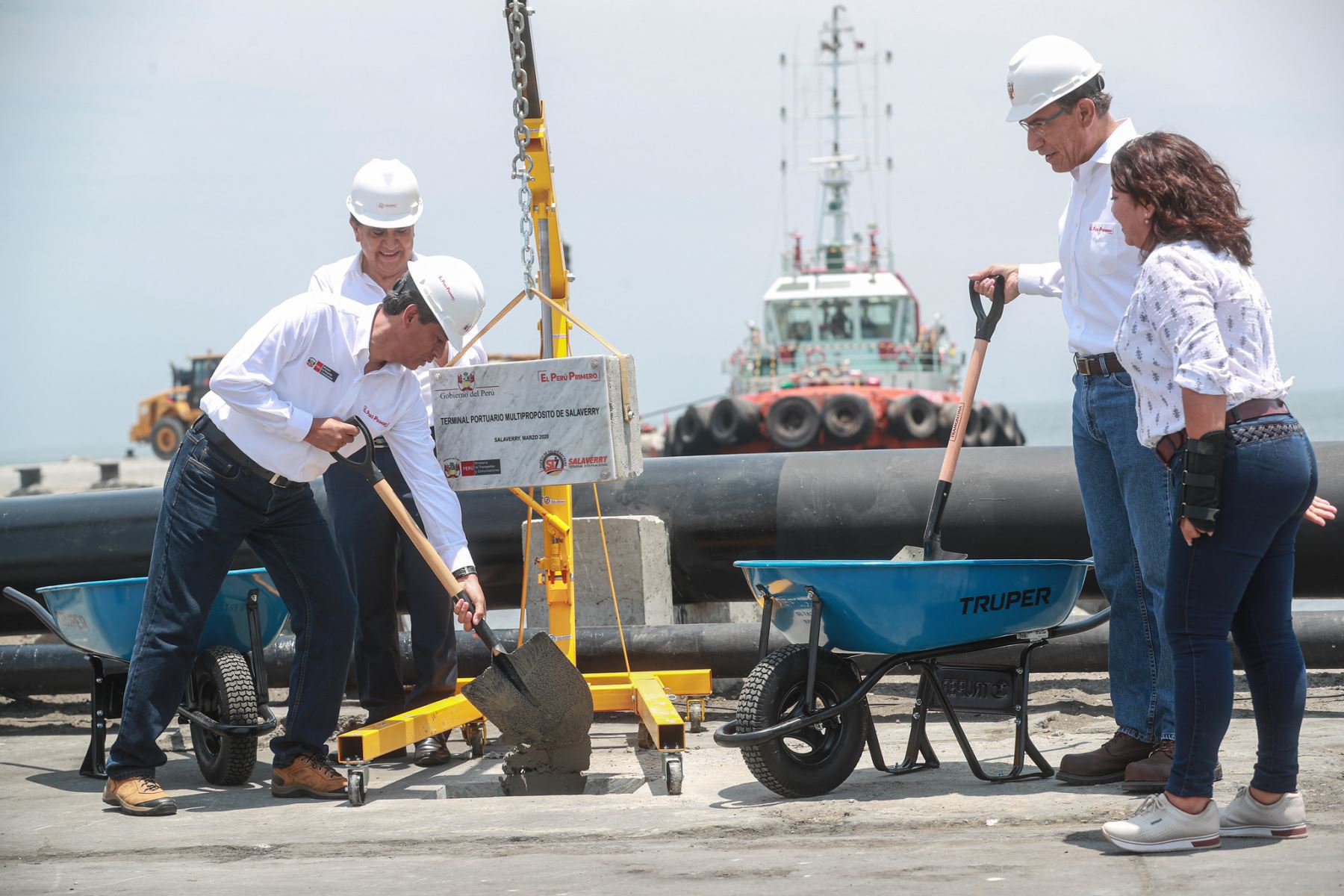 Presidente Vizcarra y ministro de Transportes y Comunicaciones, Carlos Lozada, inician trabajos de modernización del puerto de Salaverry. Foto: Cortesía.