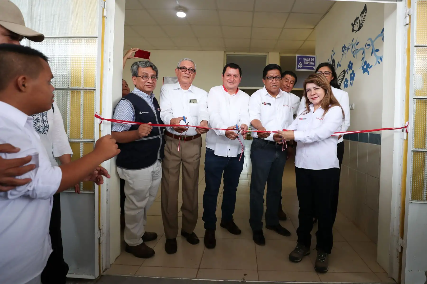 El titular de la PCM, Vicente Zeballos junto a los ministros de los sectores de salud y vivienda inauguran el Centro de Salud Mental Comunitario "San Gerardo", en el distrito de Tambogrande, en Piura, el cual beneficiará a más de 107 000 ciudadanos.
Foto: PCM