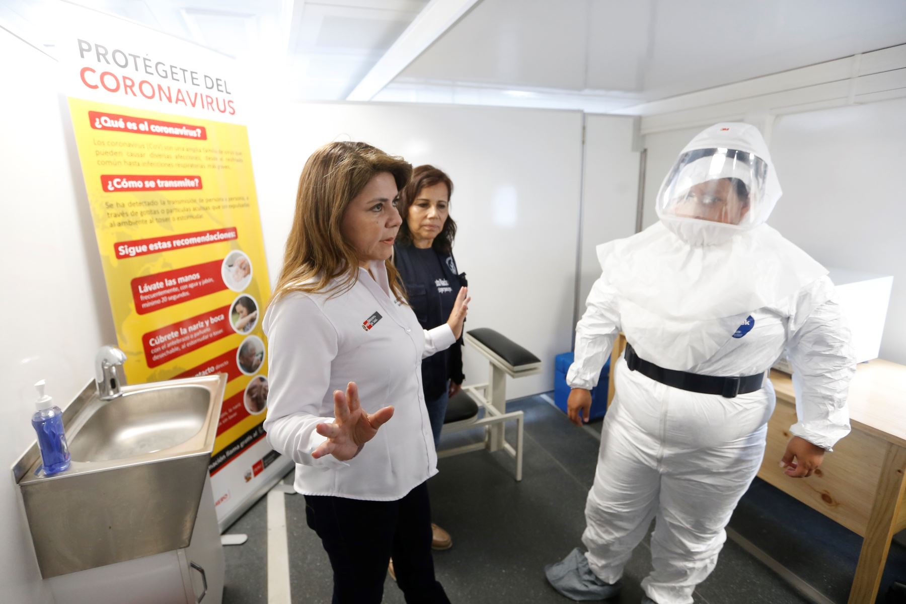 Ministra de Salud, Elizabeth Hinostroza, pidió a la población mantener la calma ante eventual llegada del coronavirus.