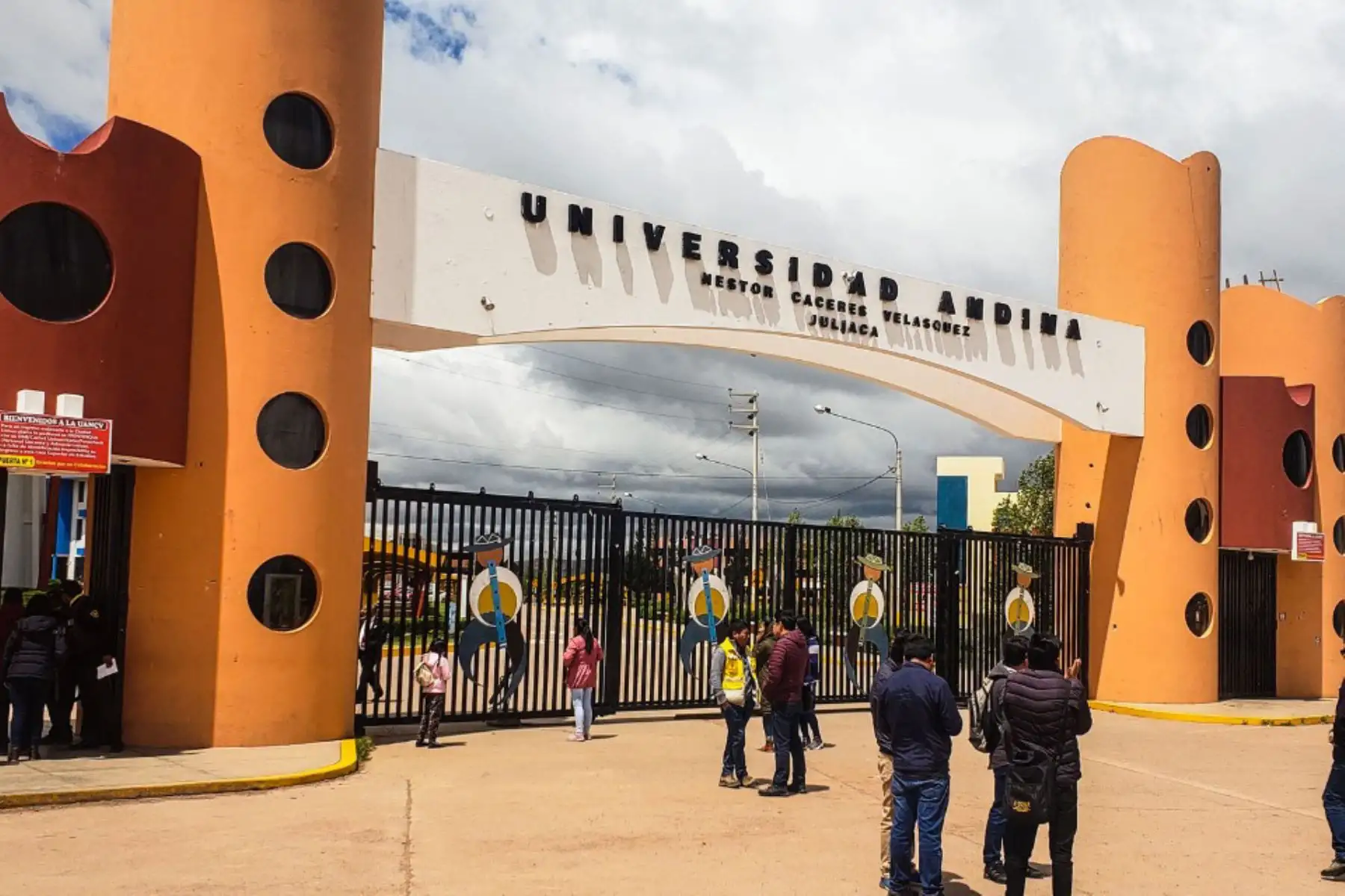 La Universidad Andina Néstor Cáceres Velásquez, con sedes en Puno y Arequipa, fue creada el 28 de diciembre de 1983.