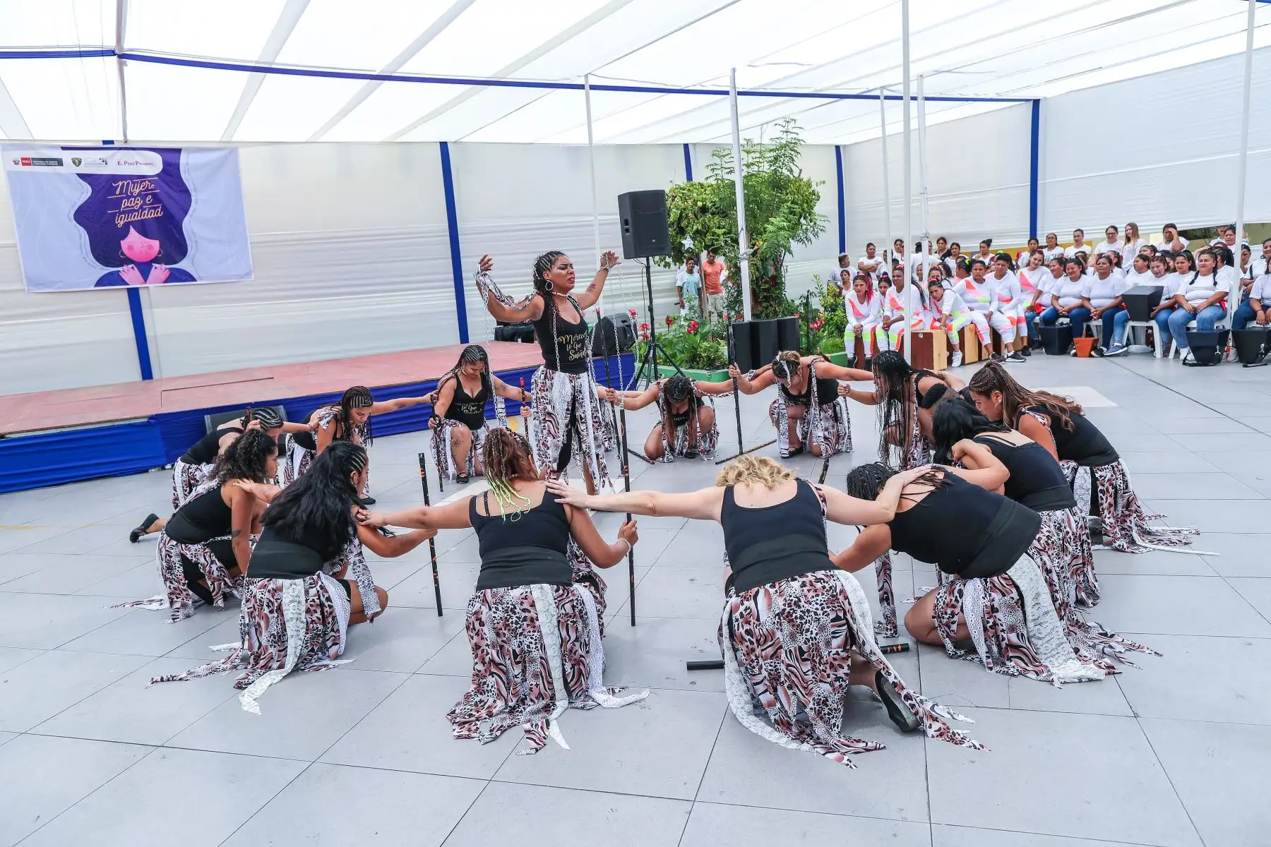El Instituto Nacional Penitenciario (INPE) realizó una actividad por el Día Internacional de la Mujer denominada “Mujer: Paz e Igualdad”, en el que reconoció la importancia y aporte de las trabajadoras penitenciarias y las mujeres privadas de libertad.
Foto: Ministerio de Justicia