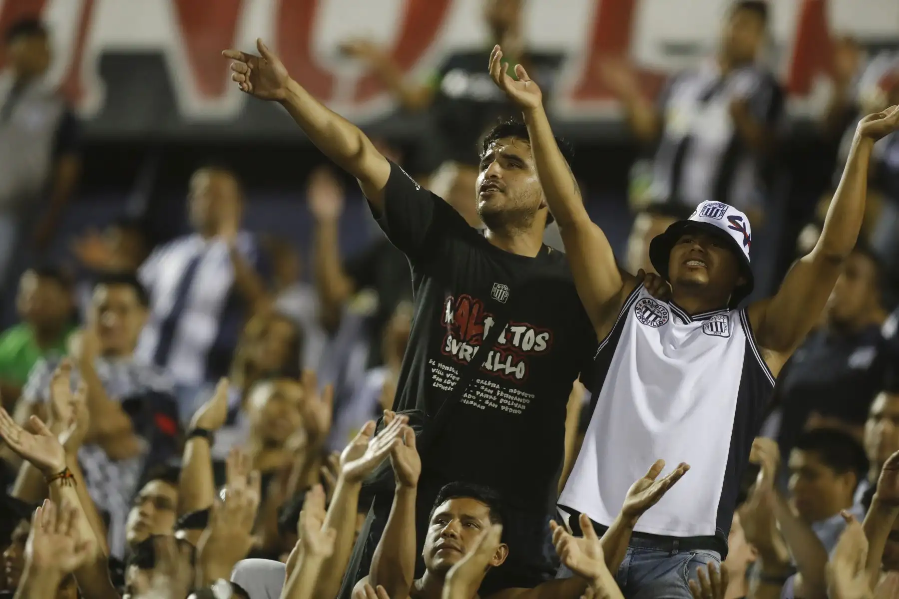 Hinchas de Alianza Lima alientan a su equipo que se enfrenta ante el Nacional de Uruguay  por la Copa Libertadores 2020 en el estadio Alejandro Villanueva.
Foto: ANDINA/Carlos Lezama