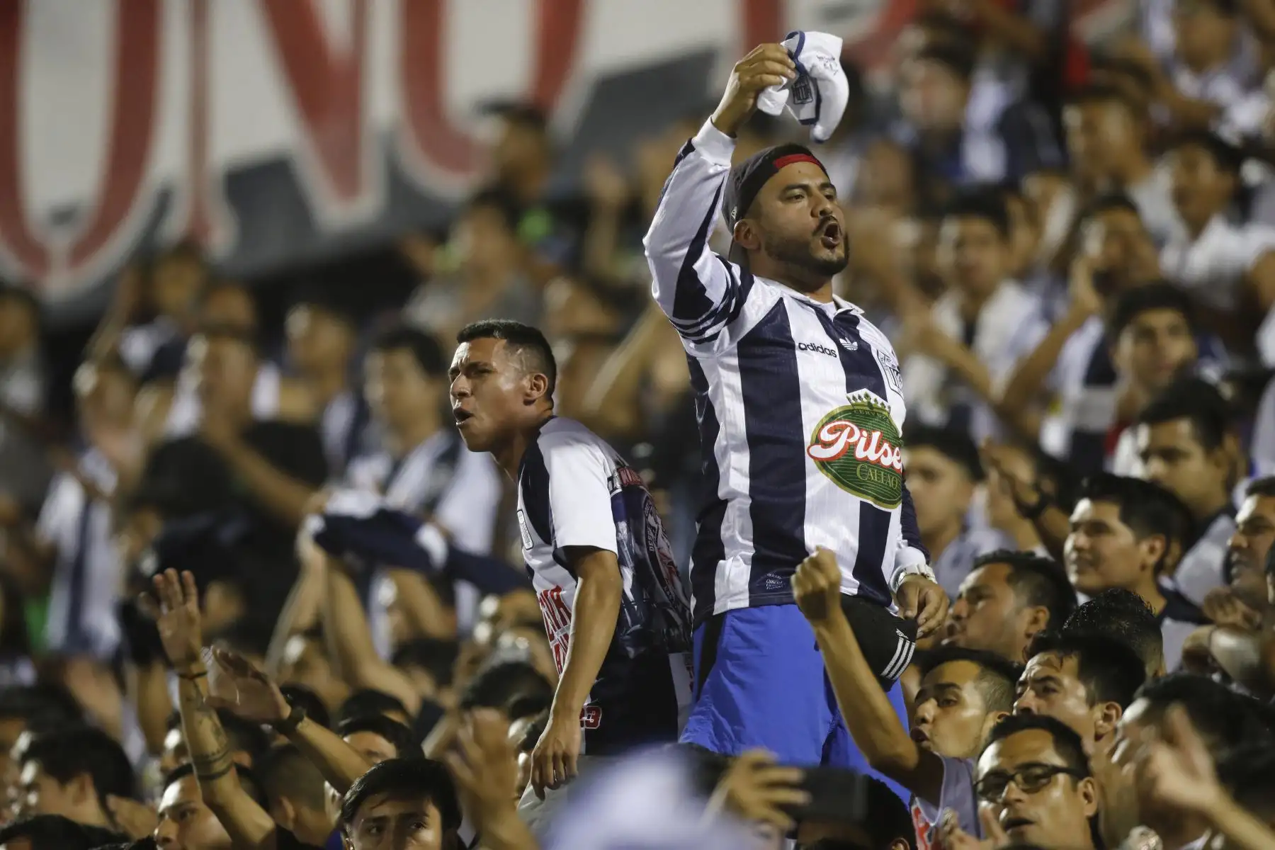 Hinchas de Alianza Lima alientan a su equipo que se enfrenta ante el Nacional de Uruguay  por la Copa Libertadores 2020 en el estadio Alejandro Villanueva.
Foto: ANDINA/Carlos Lezama