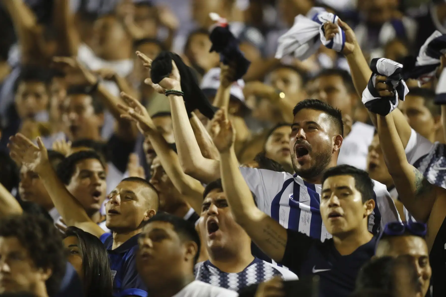 Hinchas de Alianza Lima alientan a su equipo que se enfrenta ante el Nacional de Uruguay  por la Copa Libertadores 2020 en el estadio Alejandro Villanueva.
Foto: ANDINA/Carlos Lezama