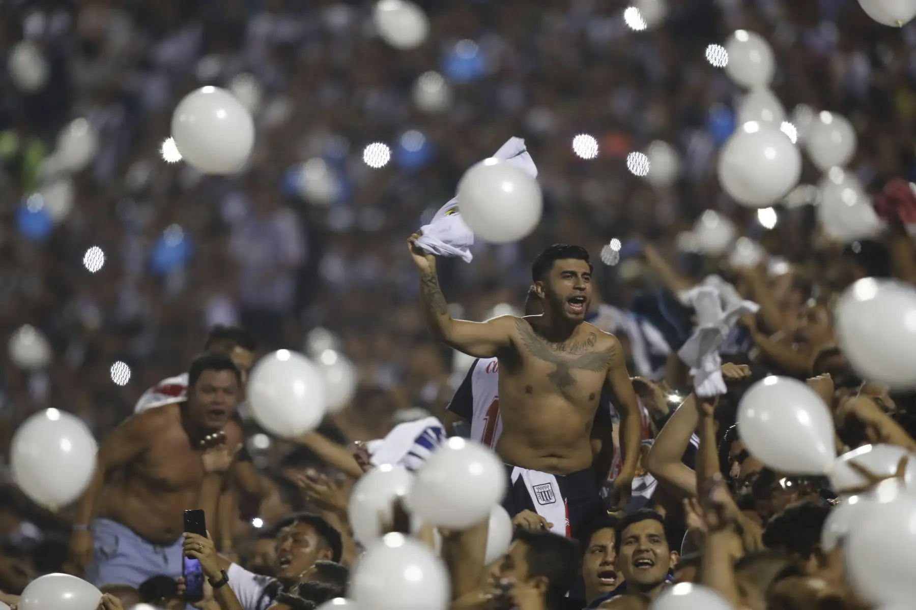 Hinchas de Alianza Lima alientan a su equipo que se enfrenta ante el Nacional de Uruguay  por la Copa Libertadores 2020 en el estadio Alejandro Villanueva.
Foto: ANDINA/Carlos Lezama