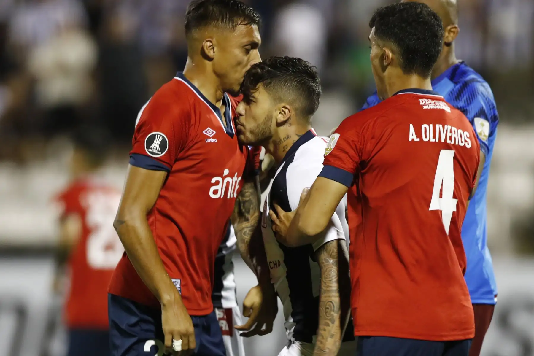 El futbolista Beto Da Silva del Alianza Lima discute con el jugador  Olivares  del Nacional de Uruguay, durante el partido por la Copa Libertadores 2020 en el estadio Alejandro Villanueva .Foto:ANDINA/Carlos Lezama