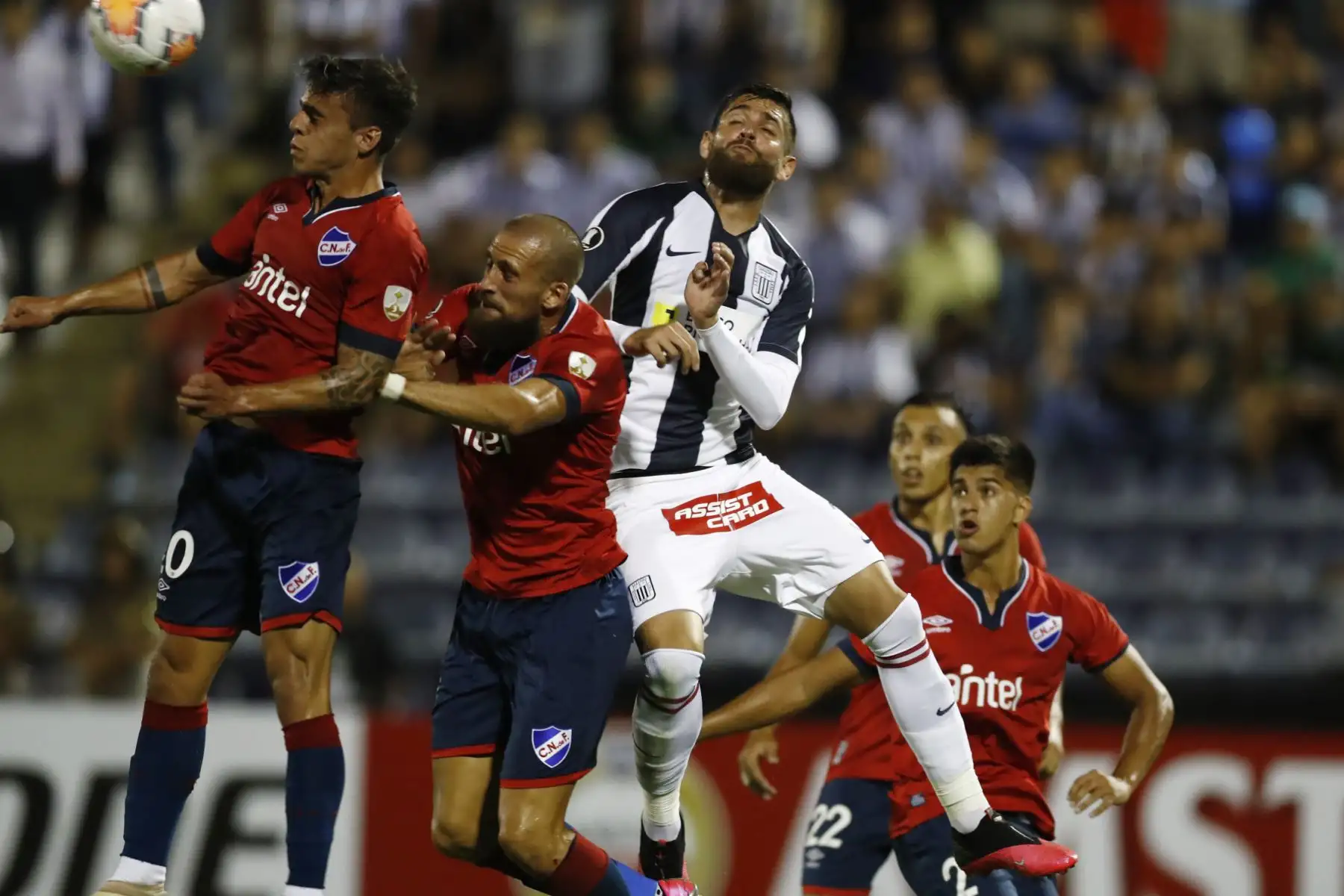 Alianza Lima  se enfrenta al Nacional de Uruguay, durante el partido por la Copa Libertadores 2020 en el estadio Alejandro Villanueva .Foto:ANDINA/Carlos Lezama