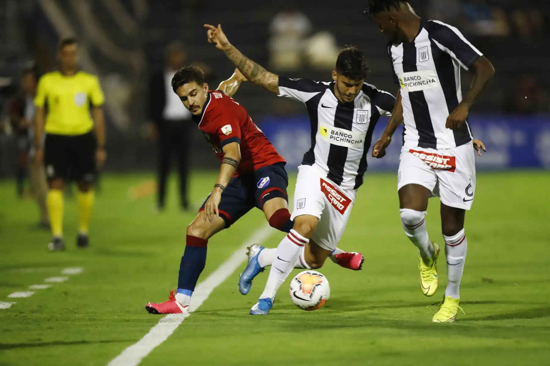 Alianza Lima  se enfrenta al Nacional de Uruguay, durante el partido por la Copa Libertadores 2020 en el estadio Alejandro Villanueva .Foto:ANDINA/Carlos Lezama