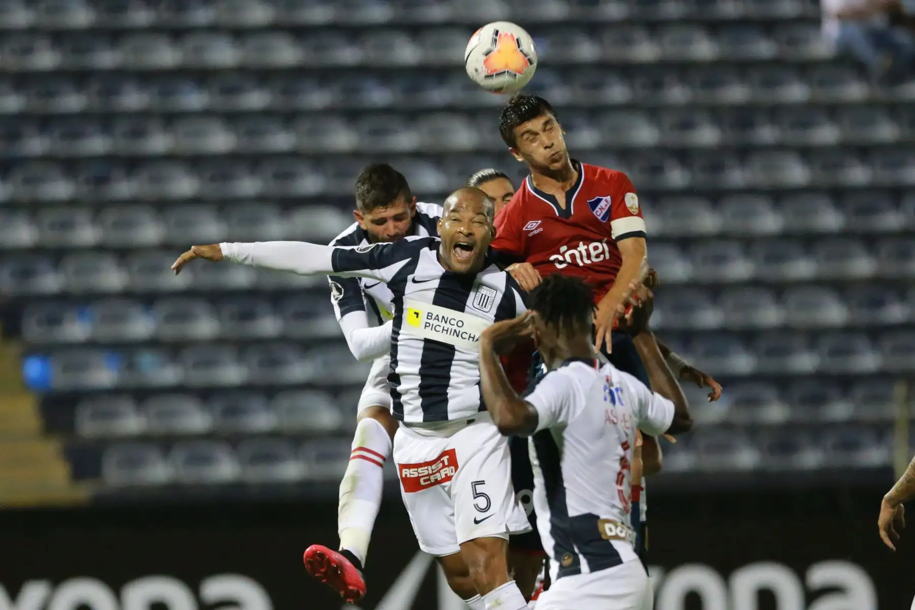 El futbolista Alberto Rodriguez de Alianza Lima, disputa el balon ante jugadores del Nacional de Uruguay, durante el partido por la Copa Libertadores 2020 en el estadio Alejandro Villanueva .
Foto: ANDINA/Jhony Laurente