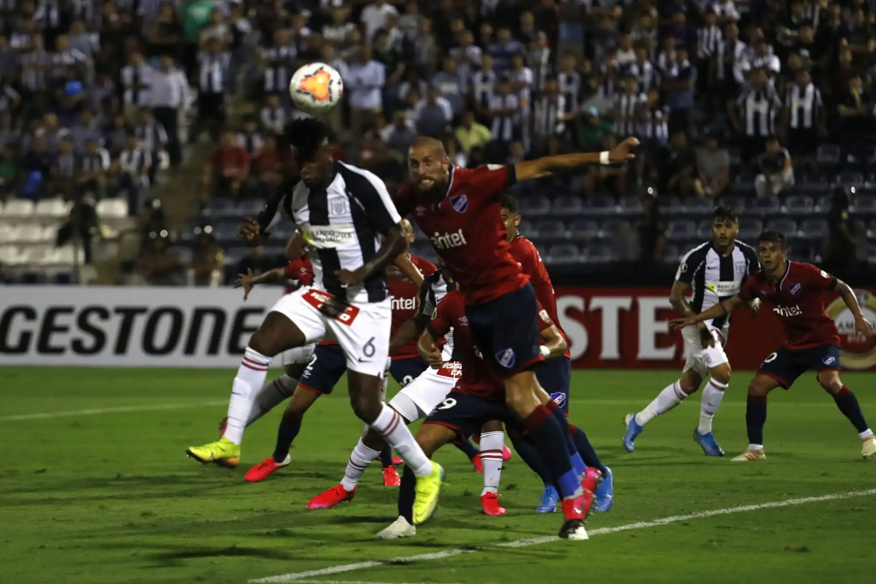 Alianza Lima  se enfrenta al Nacional de Uruguay, durante el partido por la Copa Libertadores 2020 en el estadio Alejandro Villanueva .Foto:ANDINA/Carlos Lezama