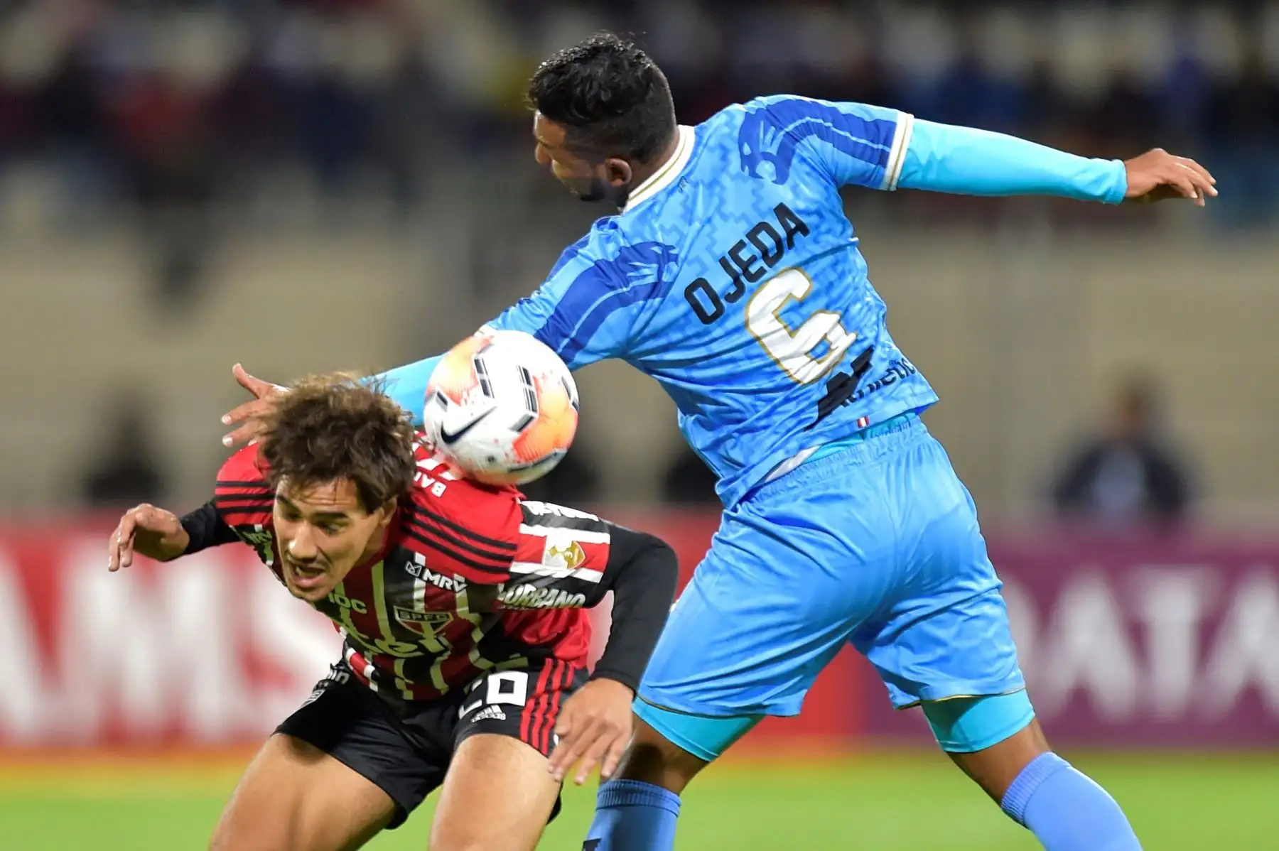 Angel Ojeda de Binacional disputa un balón con Igor Gomes de Sao Paulo en un partido del grupo D de la Copa Libertadores entre Escuela Municipal Deportivo Binacional y Sao Paulo.
Foto: EFE
