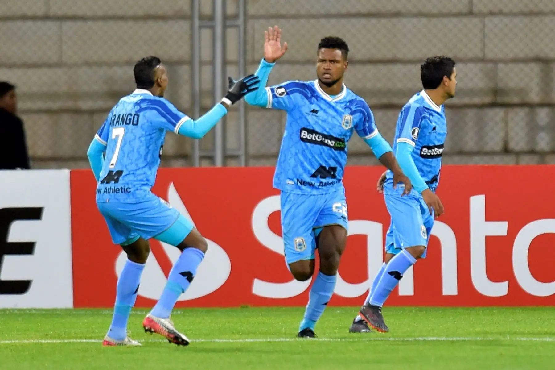 Marco Rodríguez de Binacional celebra con sus compañeros un gol en un partido del grupo D de la Copa Libertadores entre Escuela Municipal Deportivo Binacional y Sao Paulo.
Foto: EFE