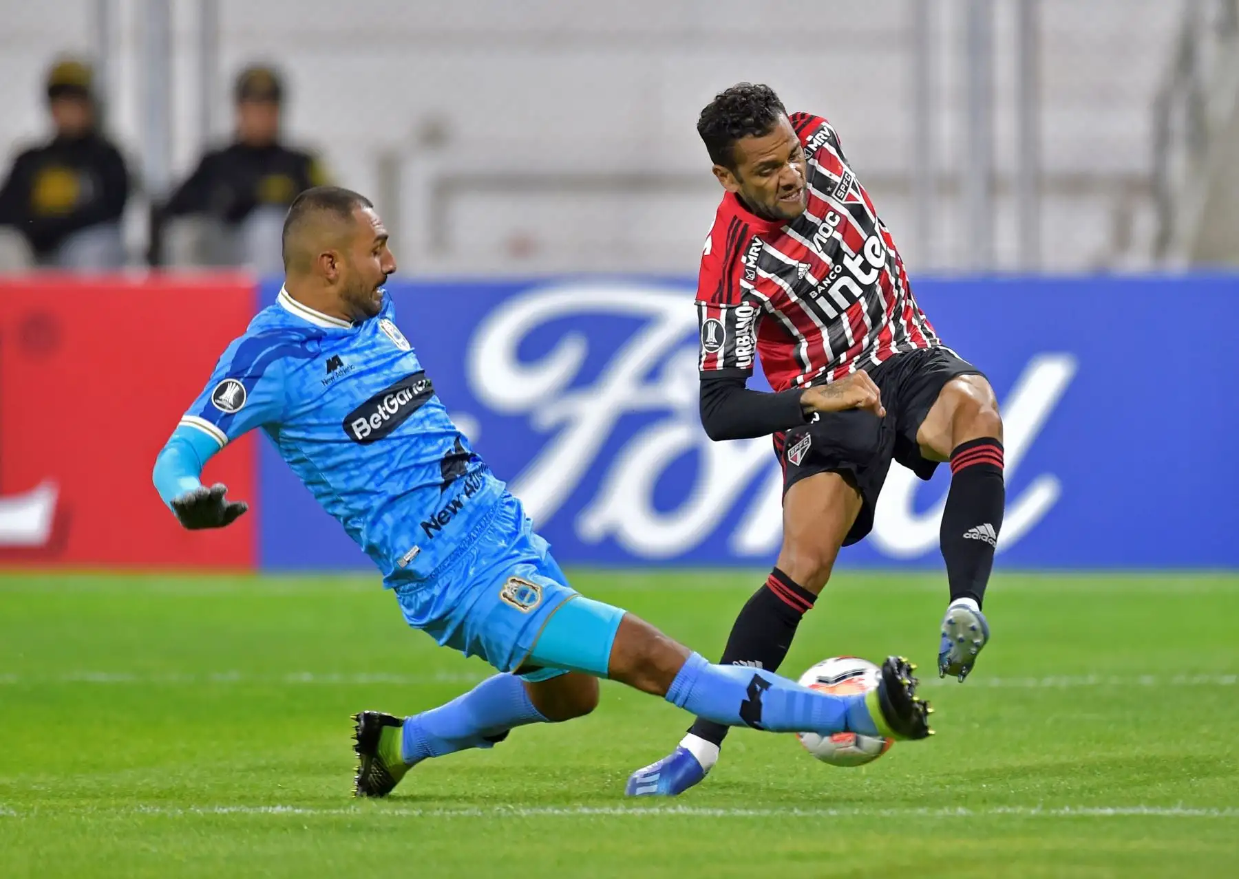 Eder Fernández  de Binacional disputa un balón con Dani Alves de Sao Paulo  en un partido del grupo D de la Copa Libertadores entre Escuela Municipal Deportivo Binacional y Sao Paulo.
Foto: EFE