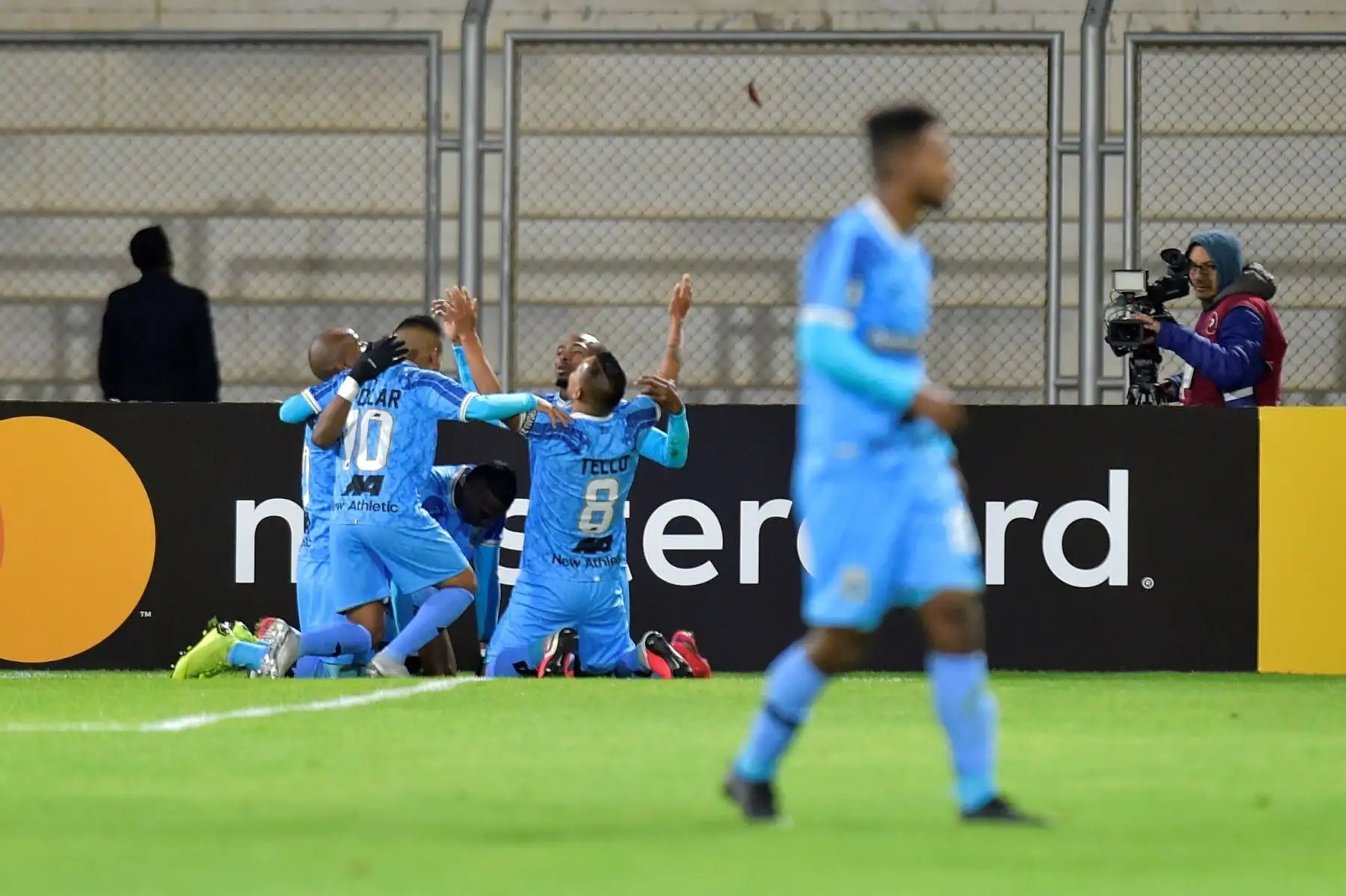 Jugadores de Binacional celebran un gol  en un partido del grupo D de la Copa Libertadores entre Escuela Municipal Deportivo Binacional y Sao Paulo.
Foto: EFE