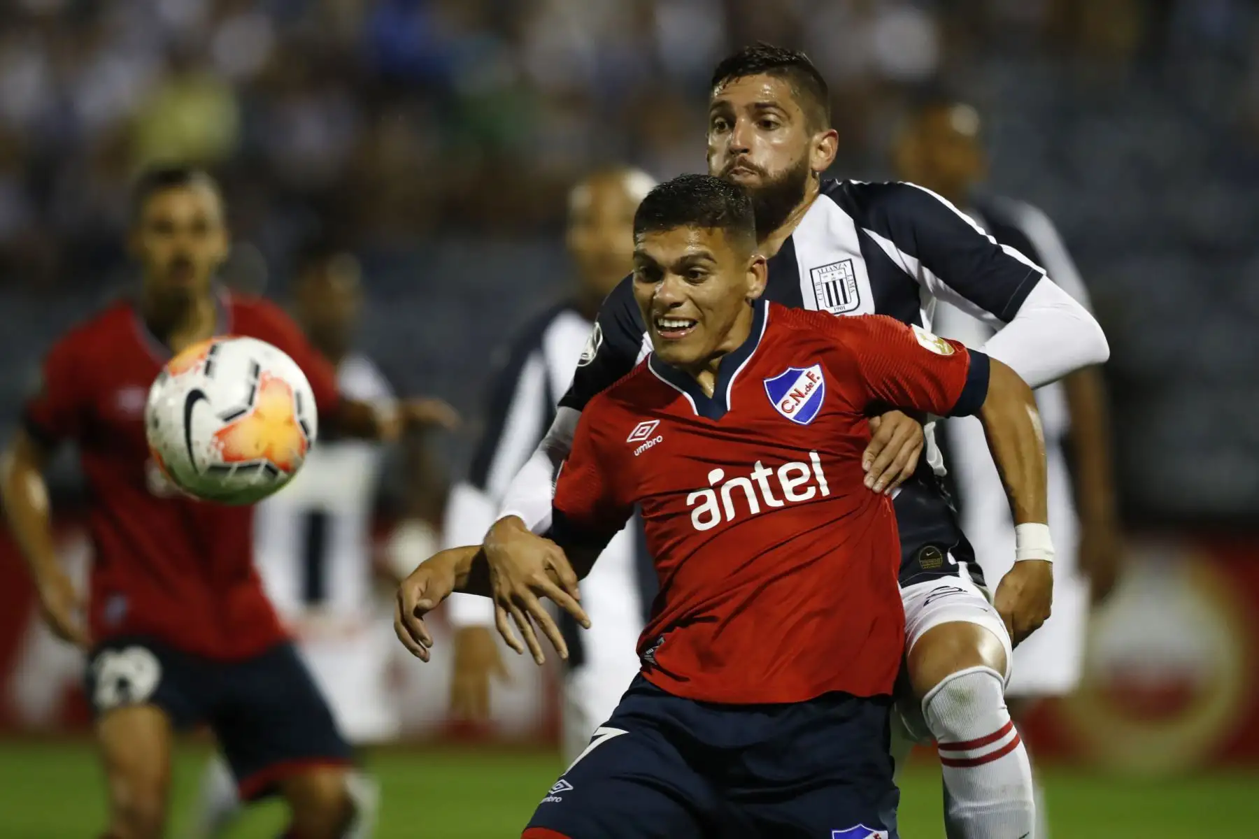 Alianza Lima  se enfrenta al Nacional de Uruguay, durante el partido por la Copa Libertadores 2020 en el estadio Alejandro Villanueva .
Foto:ANDINA/Carlos Lezama