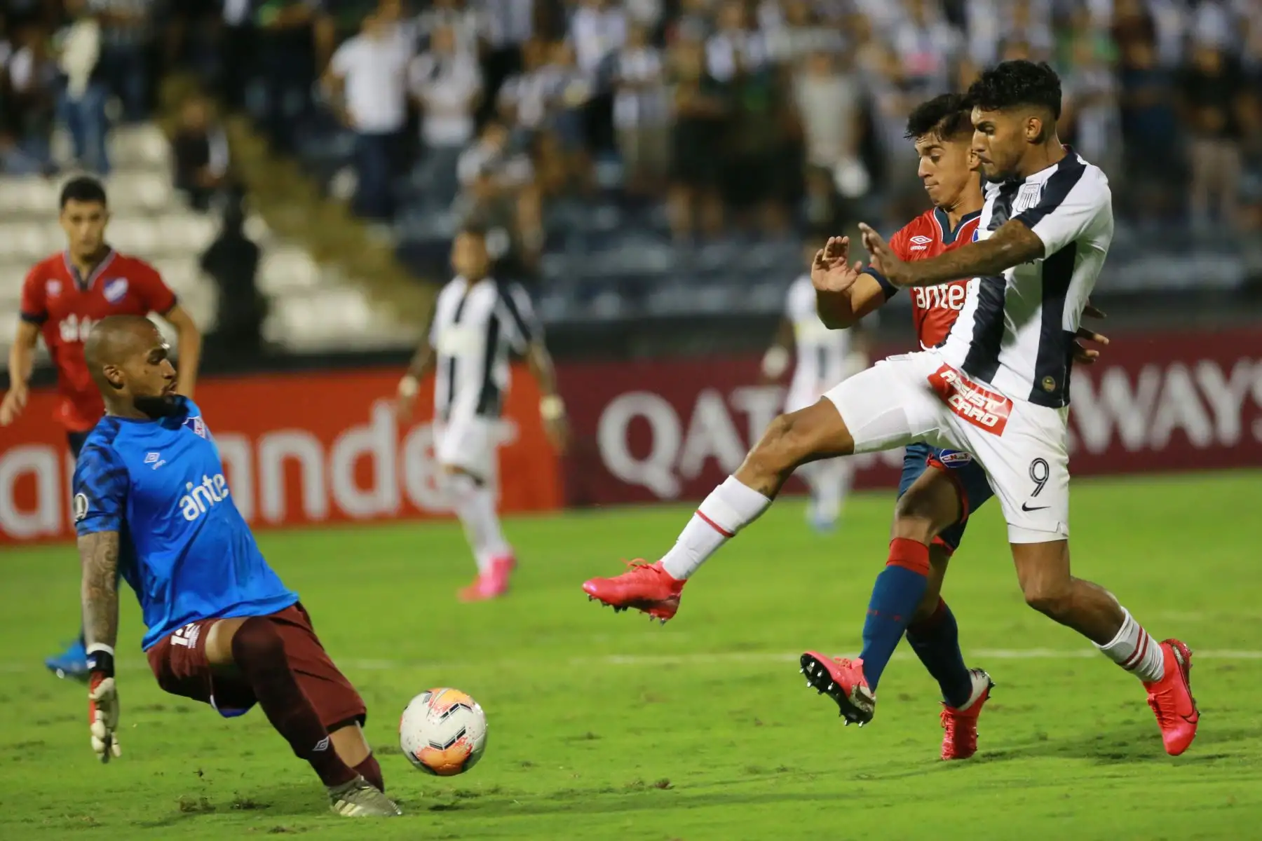 Alianza Lima  se enfrenta al Nacional de Uruguay, durante el partido por la Copa Libertadores 2020 en el estadio Alejandro Villanueva .
Foto: ANDINA/Jhony Laurente