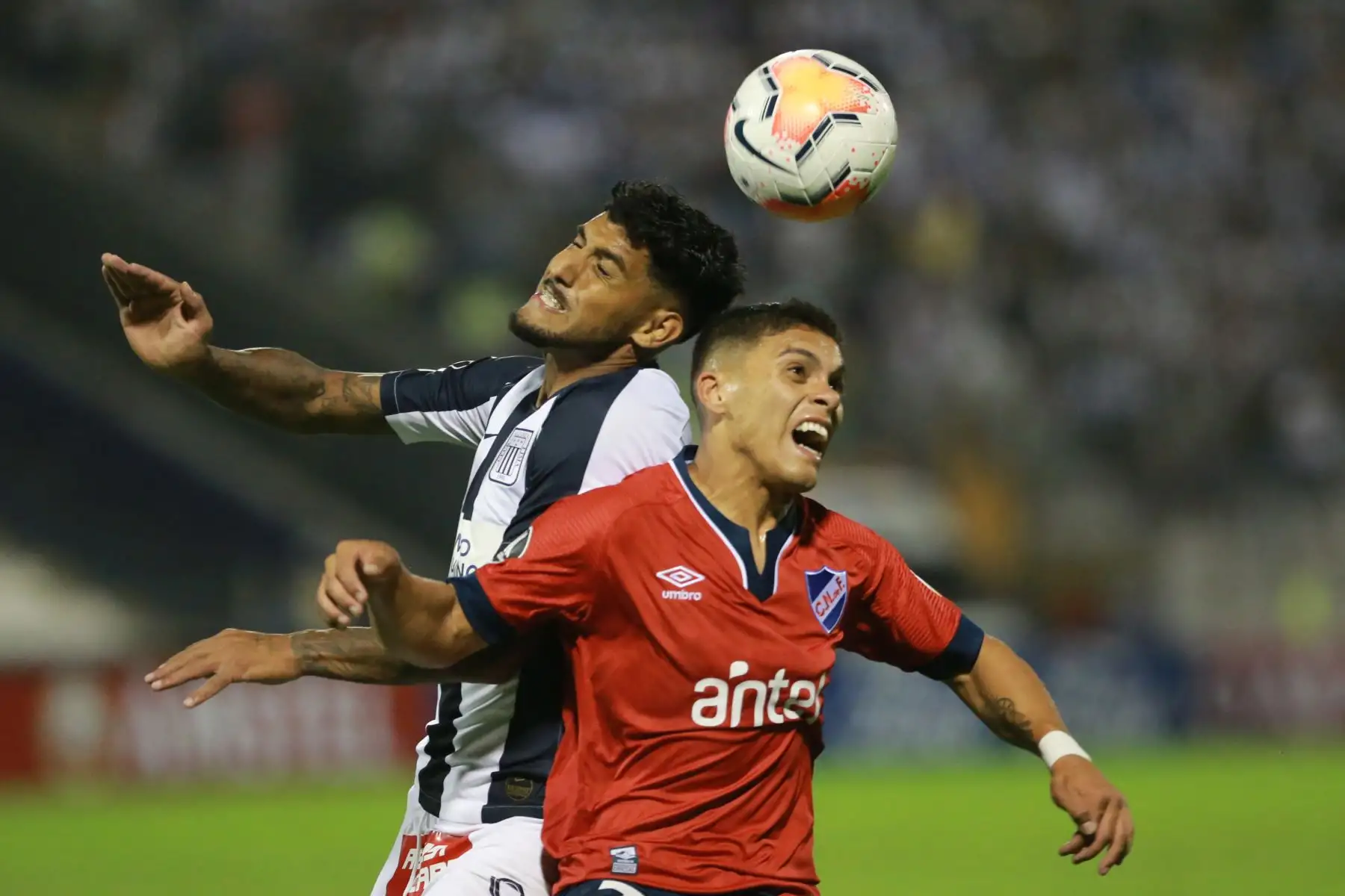 Adrian Balboa de Alianza Lima  se enfrenta al jugador del Nacional de Uruguay, durante el partido por la Copa Libertadores 2020 en el estadio Alejandro Villanueva .
Foto: ANDINA/Jhony Laurente
