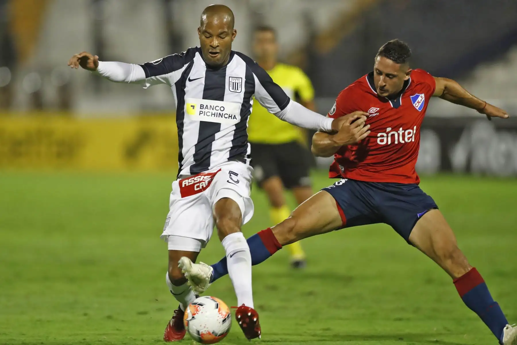 El futbolista Alberto Rodriguez de Alianza Lima disputa el balón con un jugador del Nacional de Uruguay, durante el partido por la Copa Libertadores 2020 en el estadio Alejandro Villanueva .
Foto:ANDINA/Carlos Lezama