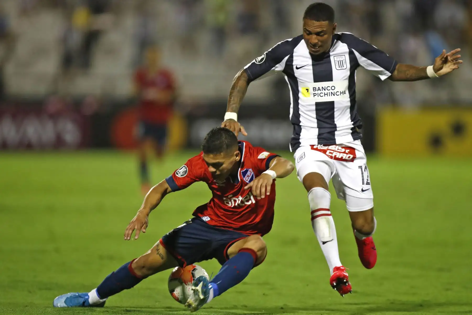 Alianza Lima se enfrenta al Nacional de Uruguay, durante el partido por la Copa Libertadores 2020 en el estadio Alejandro Villanueva .
Foto:ANDINA/Carlos Lezama