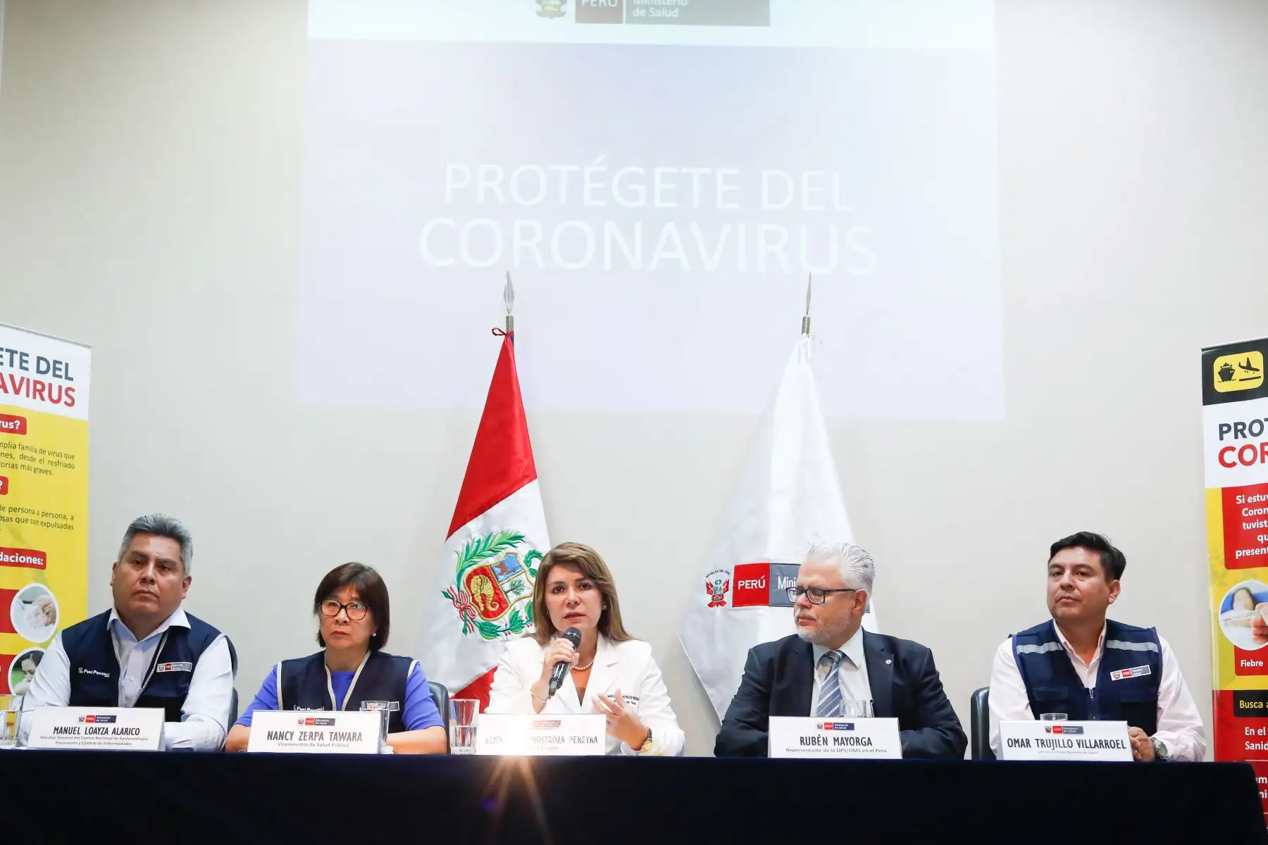 De izquierda a derecha: Manuel Loayza, Director General del Centro Nacional de Epidemeologia, Prevención y Control de Enfermedades; Nancy Zerpa, viceministra de Salud Pública; Elizabeth Hinostroza, Ministra de Salud; Rubén Mayorga, representante de la OPS/OMS en el Perú y Omar Trujillo Villarroel, Jefe del Instituto Nacional de Salud. Foto: ANDINA/Renato Pajuelo