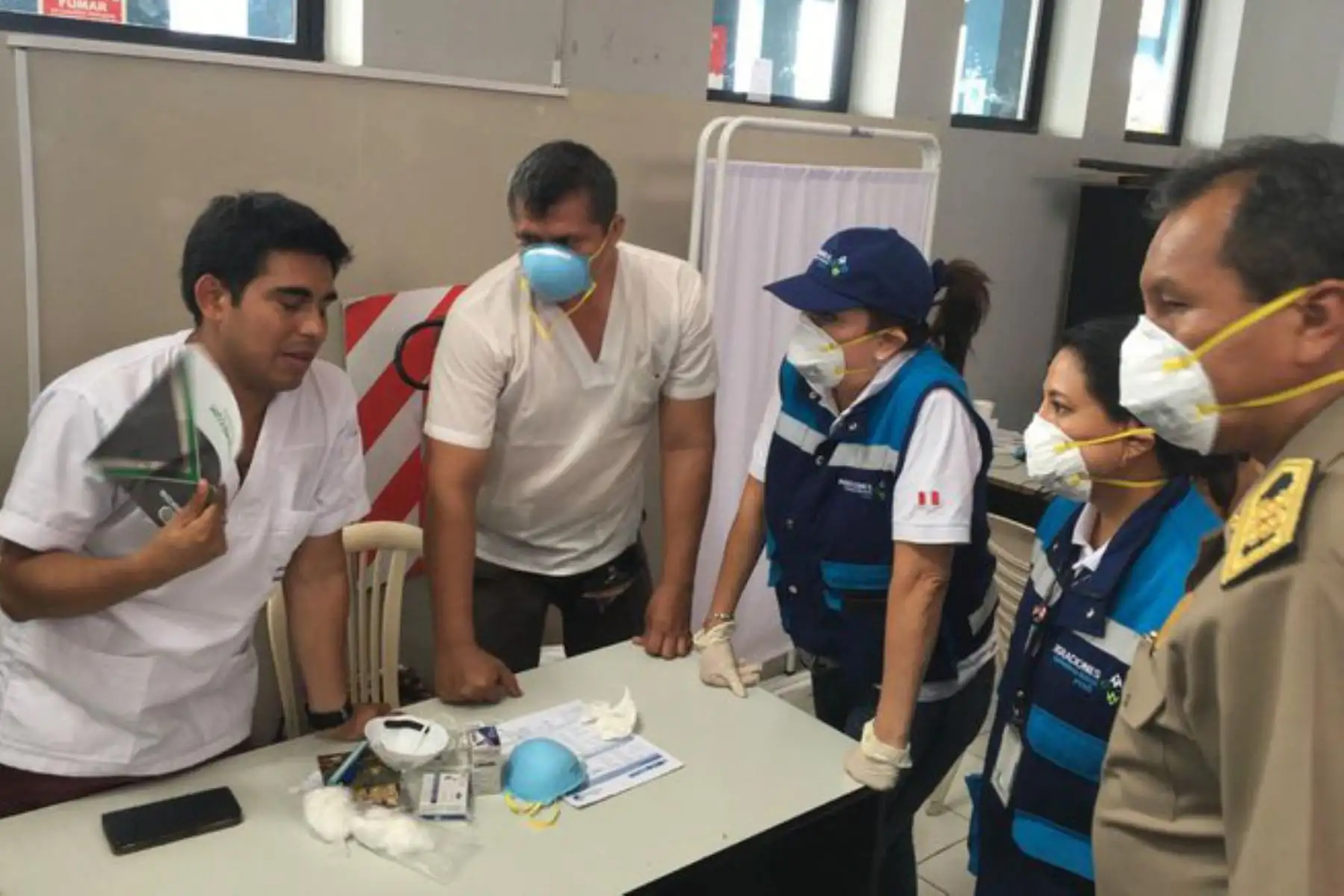 El personal de la Superintendencia Nacional de Migraciones que labora en los puestos de control fronterizo y migratorio ejecuta el protocolo de prevención y atención frente al coronavirus establecido por el Ministerio de Salud (Minsa) como parte de la implementación del Plan Nacional ante el Covid-19.