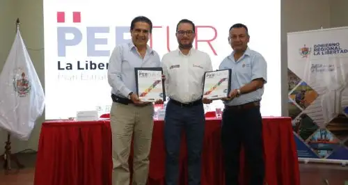 Ministro de Comercio Exterior y Turismo Edgar Vásquez presenta Pertur La Libertad al 2028 al gobernador regional Manuel Llempén