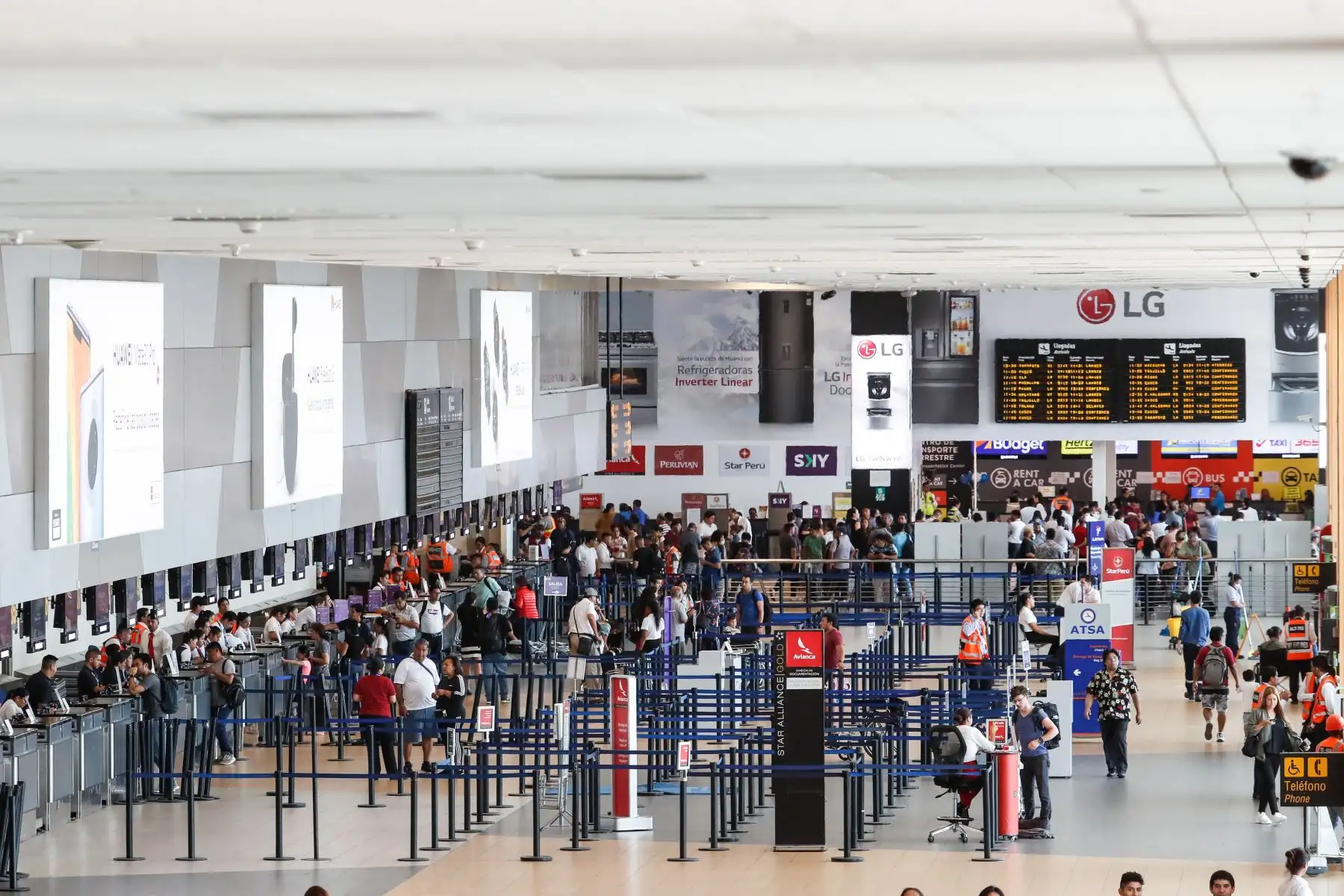 Panorama en el Aeropuerto Jorge Chávez tras la confirmación del primer caso de Coronavirus en Perú. Foto: ANDINA/Renato Pajuelo