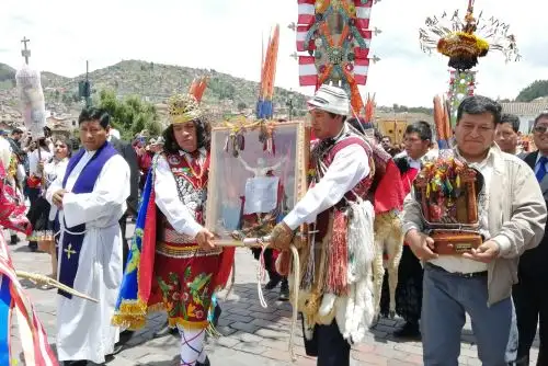 Peregrinos del Señor de Qoyllur Ritii verifican trabajos de restauración de imágenes de santos y vírgenes. ANDINA/Percy Hurtado Santillán
