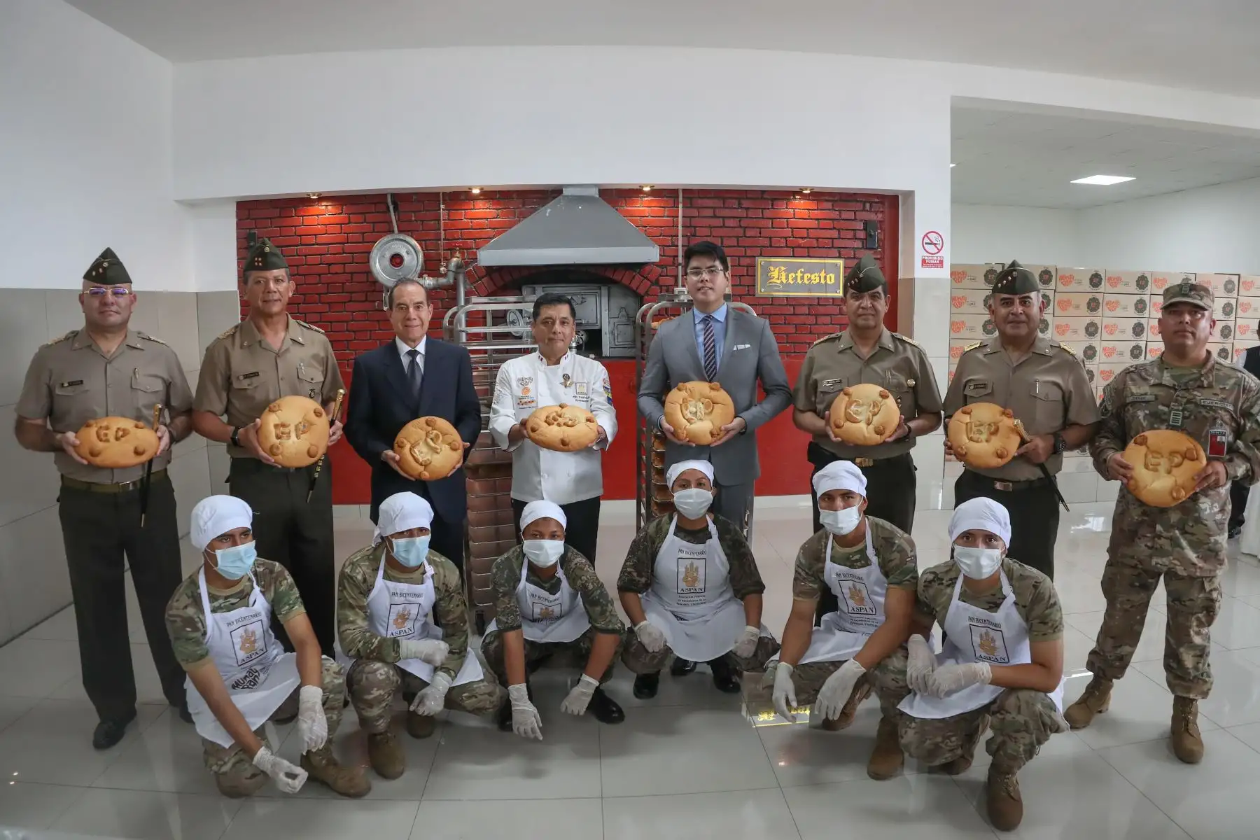 El ministro de Defensa, Walter Roger Martos Ruiz inaugura panadería en el Cuartel Bolívar del Ejercito del Perú.
Foto: Mindef