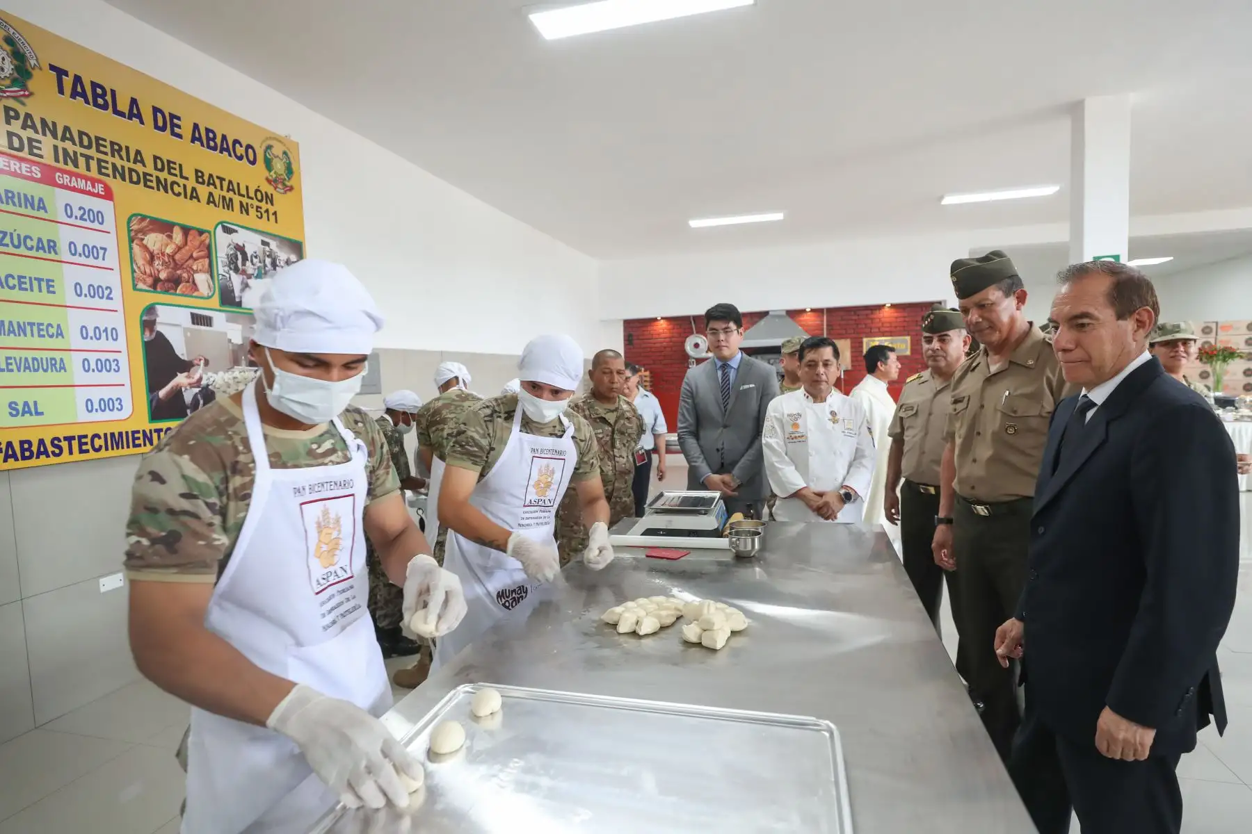 El ministro de Defensa, Walter Roger Martos Ruiz inaugura panadería en el Cuartel Bolívar del Ejercito del Perú.
Foto: Mindef