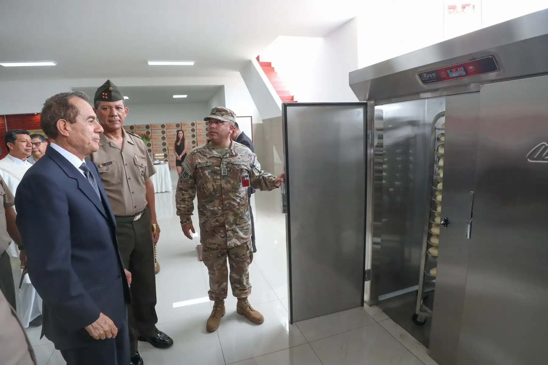 El ministro de Defensa, Walter Roger Martos Ruiz inaugura panadería en el Cuartel Bolívar del Ejercito del Perú.
Foto: Mindef