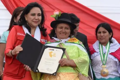 La ministra de la Mujer y Poblaciones Vulnerables, Gloria Montenegro, distingue a mujeres de Huánuco por logros en igualdad de derechos.
