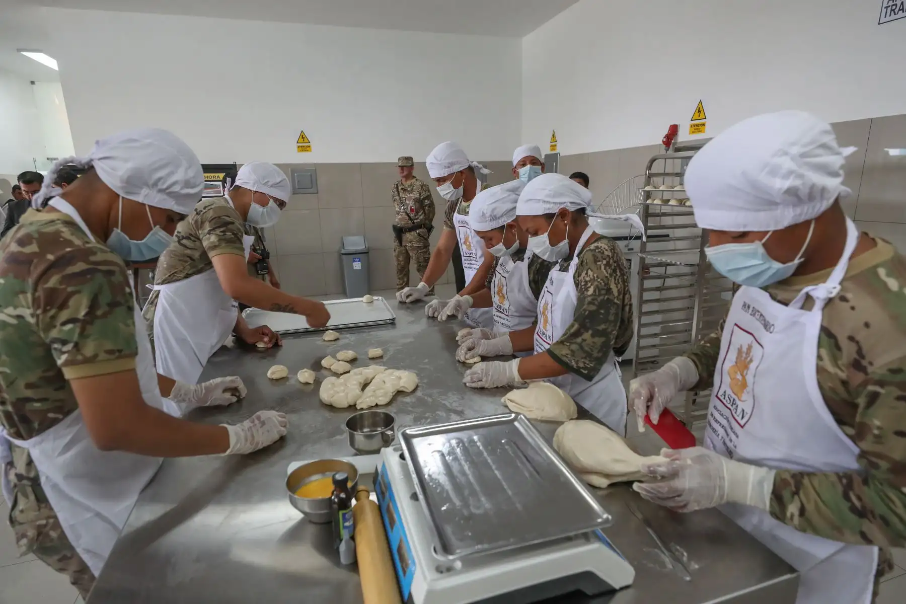 El ministro de Defensa, Walter Roger Martos Ruiz inaugura panadería en el Cuartel Bolívar del Ejercito del Perú.
Foto: Mindef